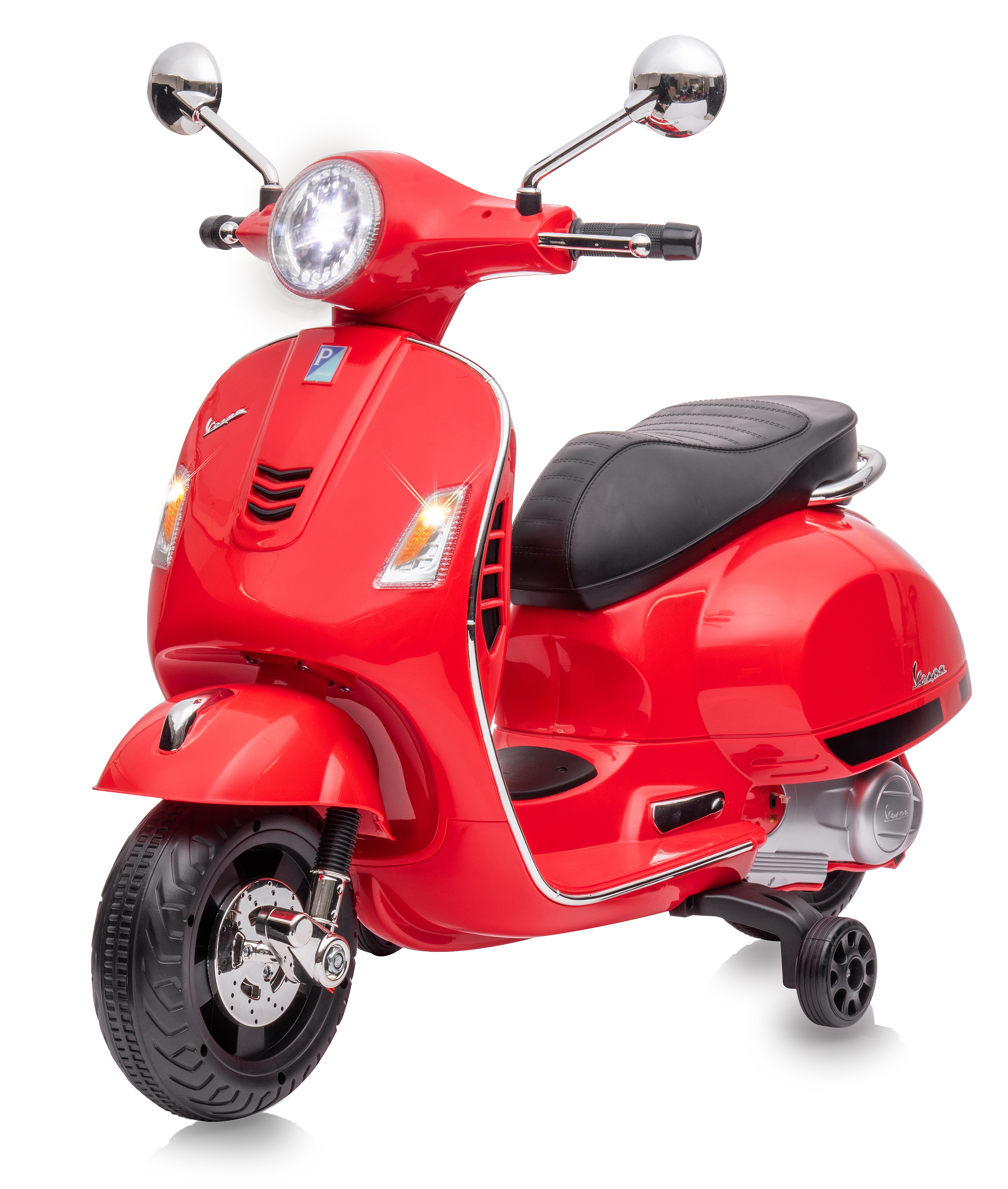 Ein rotes Vespa-Roller-Spielzeug mit schwarzem Sitz und Stützrädern vor weißem Hintergrund.