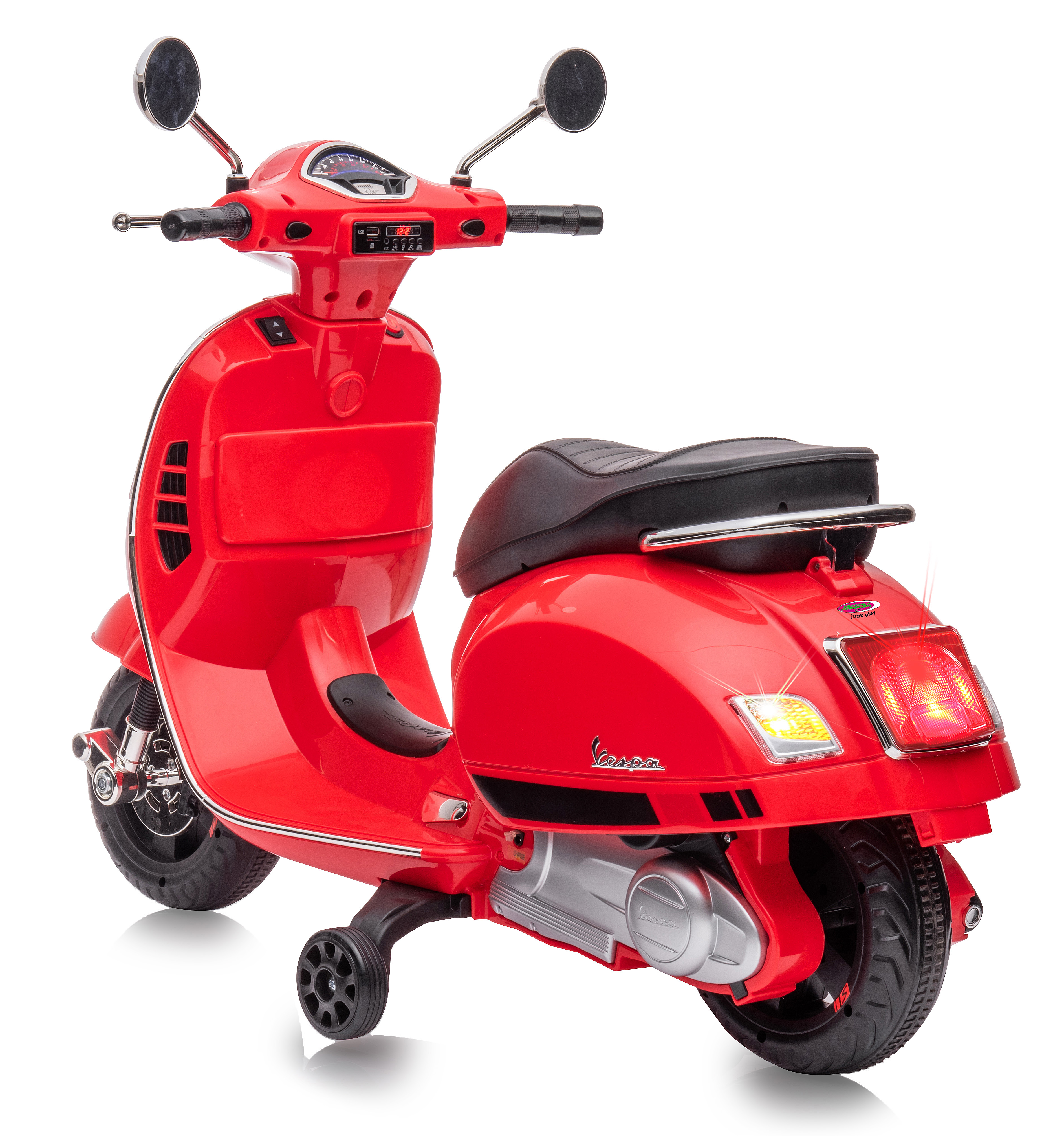 Ein roter Vespa-Spielzeugroller auf weißem Hintergrund. Er hat einen schwarzen Sitz, Chromakzente und Stützräder.