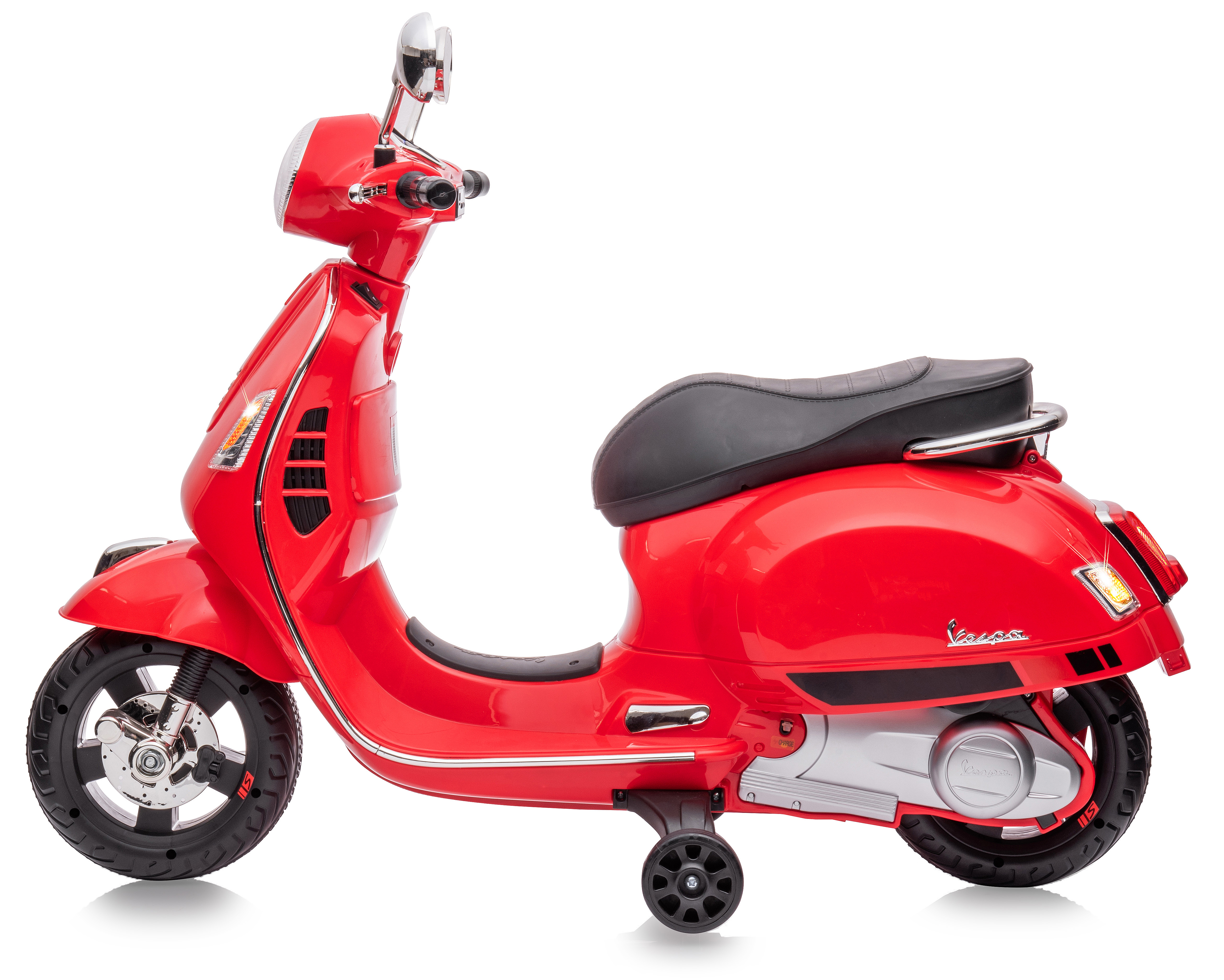 Roter Vespa-Roller, schwarzer Sitz und Räder, Chromakzente, weißer Hintergrund.