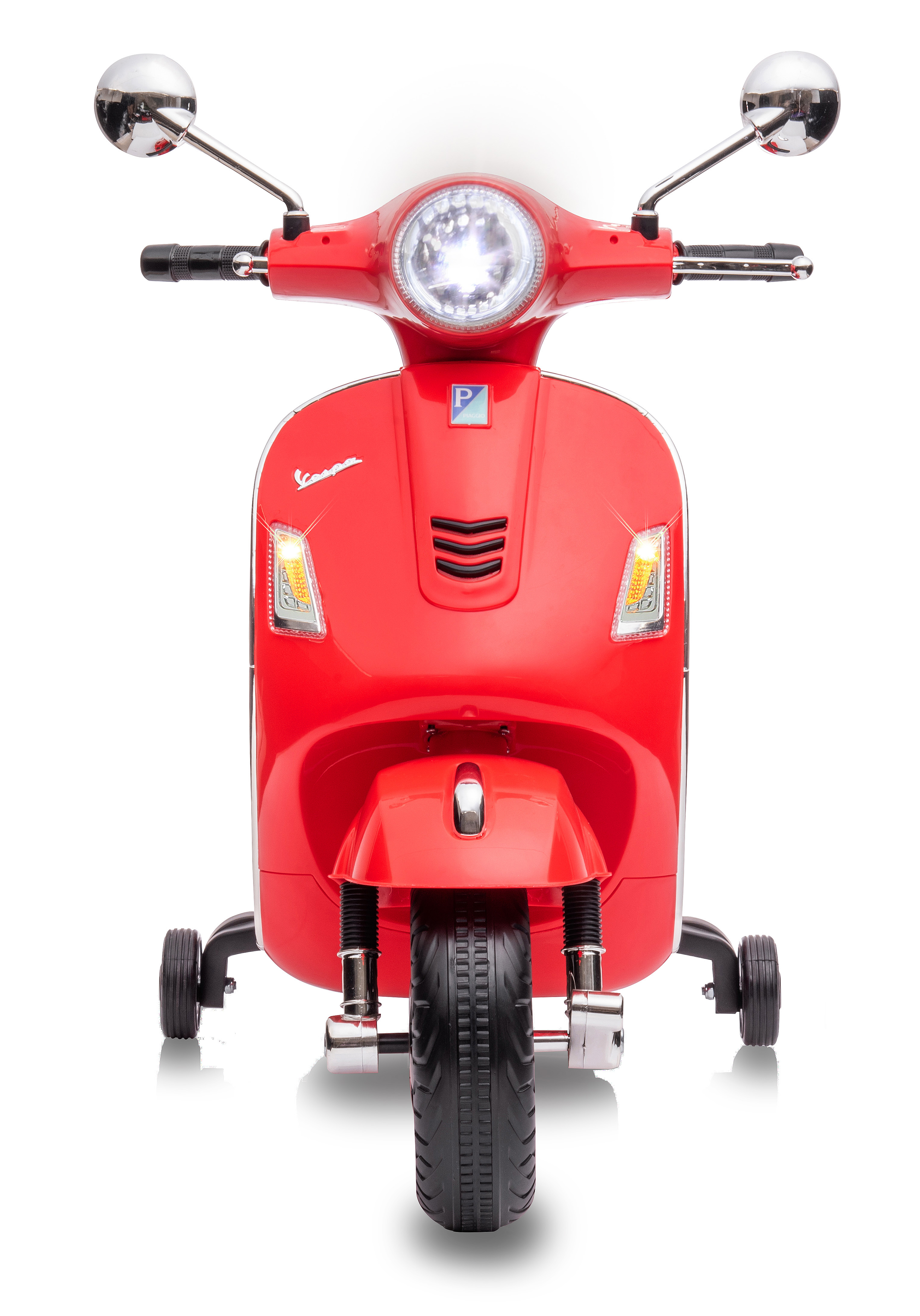 Ein rotes Vespa-Roller-Spielzeug mit Stützrädern steht auf weißem Hintergrund. Es hat einen hellen Scheinwerfer.