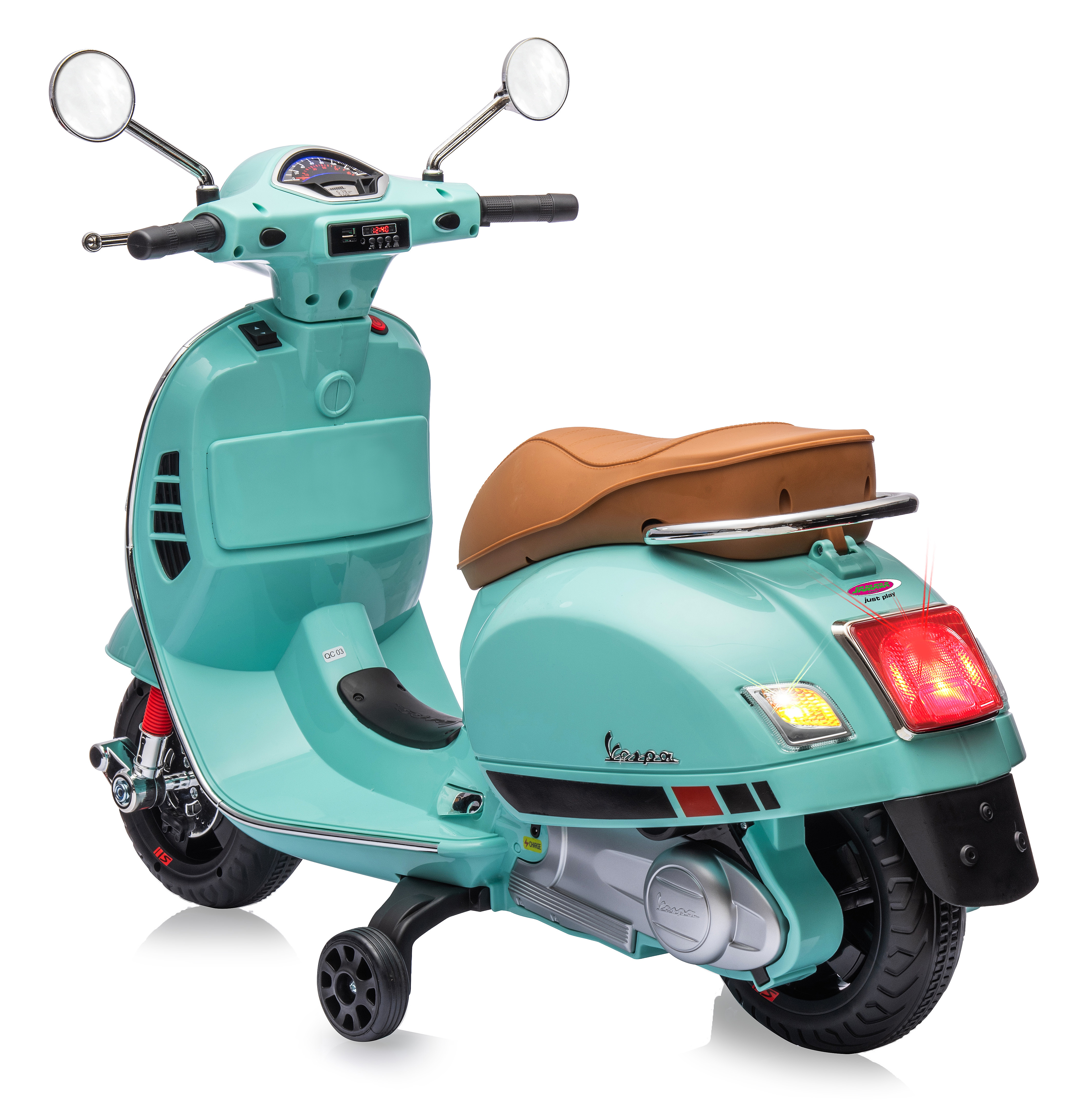Ein türkisfarbener Vespa-Roller mit braunem Sitz und Stützrädern. Er hat Spiegel und Lichter vor weißem Hintergrund.