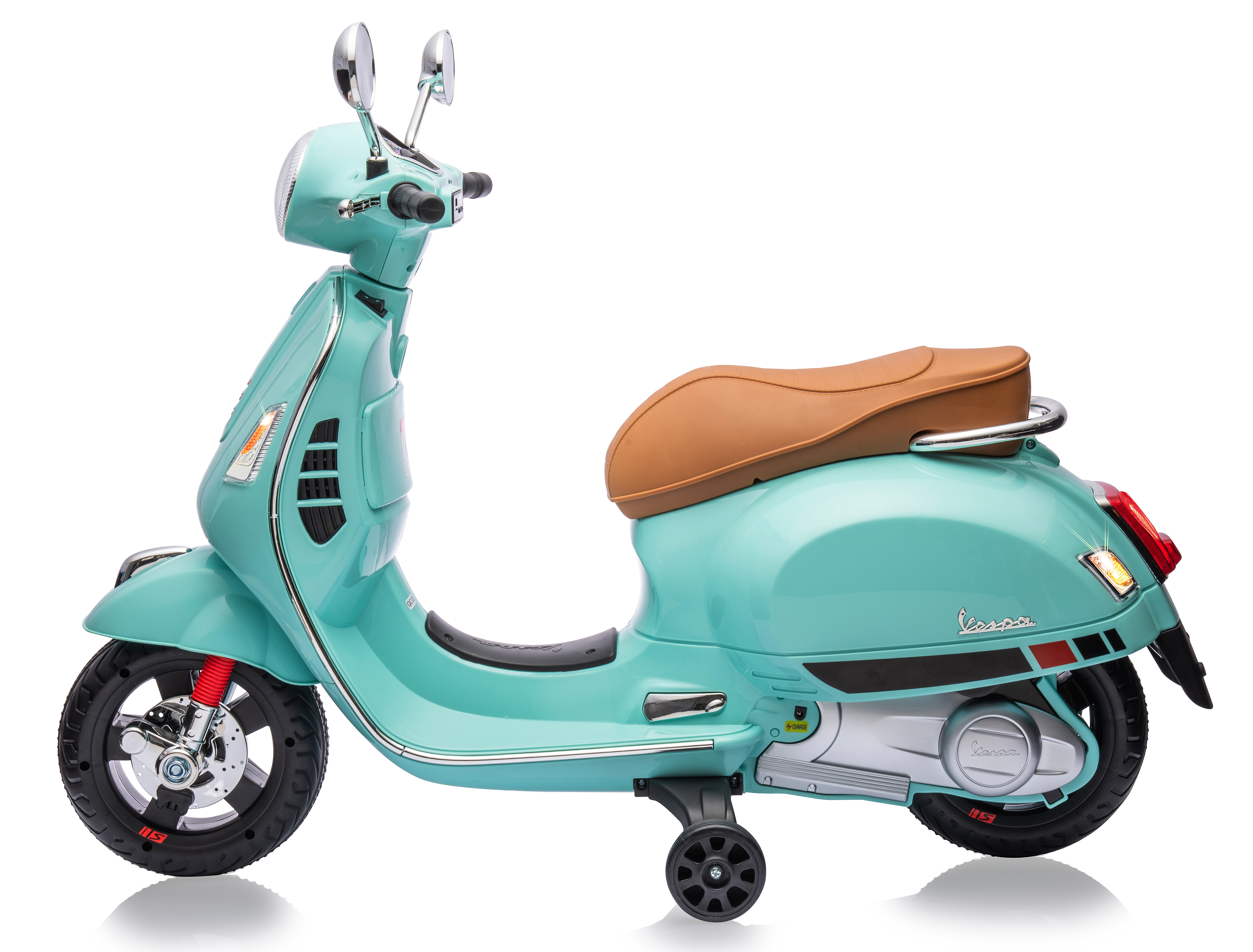 Ein türkisfarbener Vespa-Roller mit braunem Sitz, Chromakzenten und schwarzen Rädern vor weißem Hintergrund.