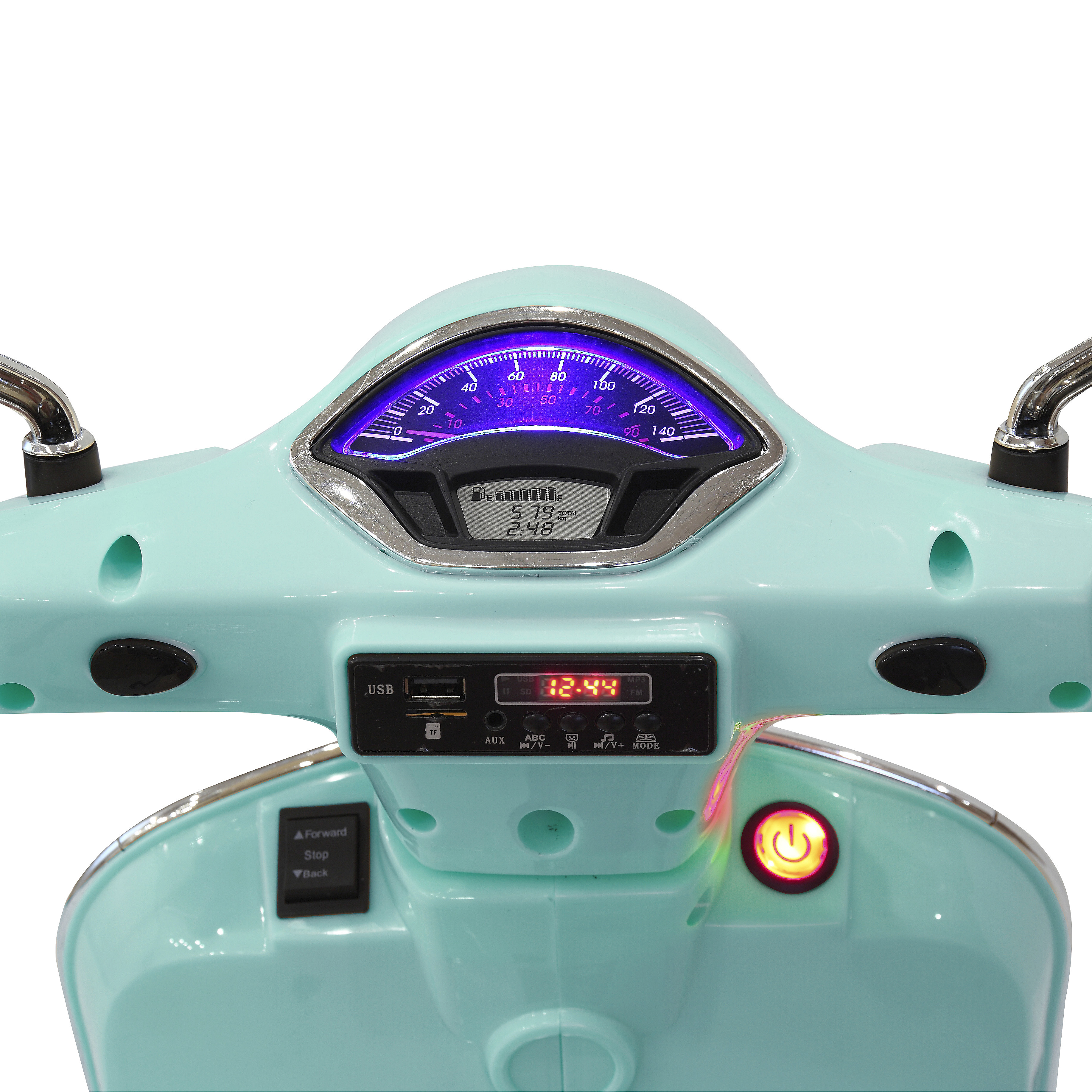 Nahaufnahme eines Roller-Armaturenbretts mit Anzeigen, Digitaluhr und Bedienelementen.