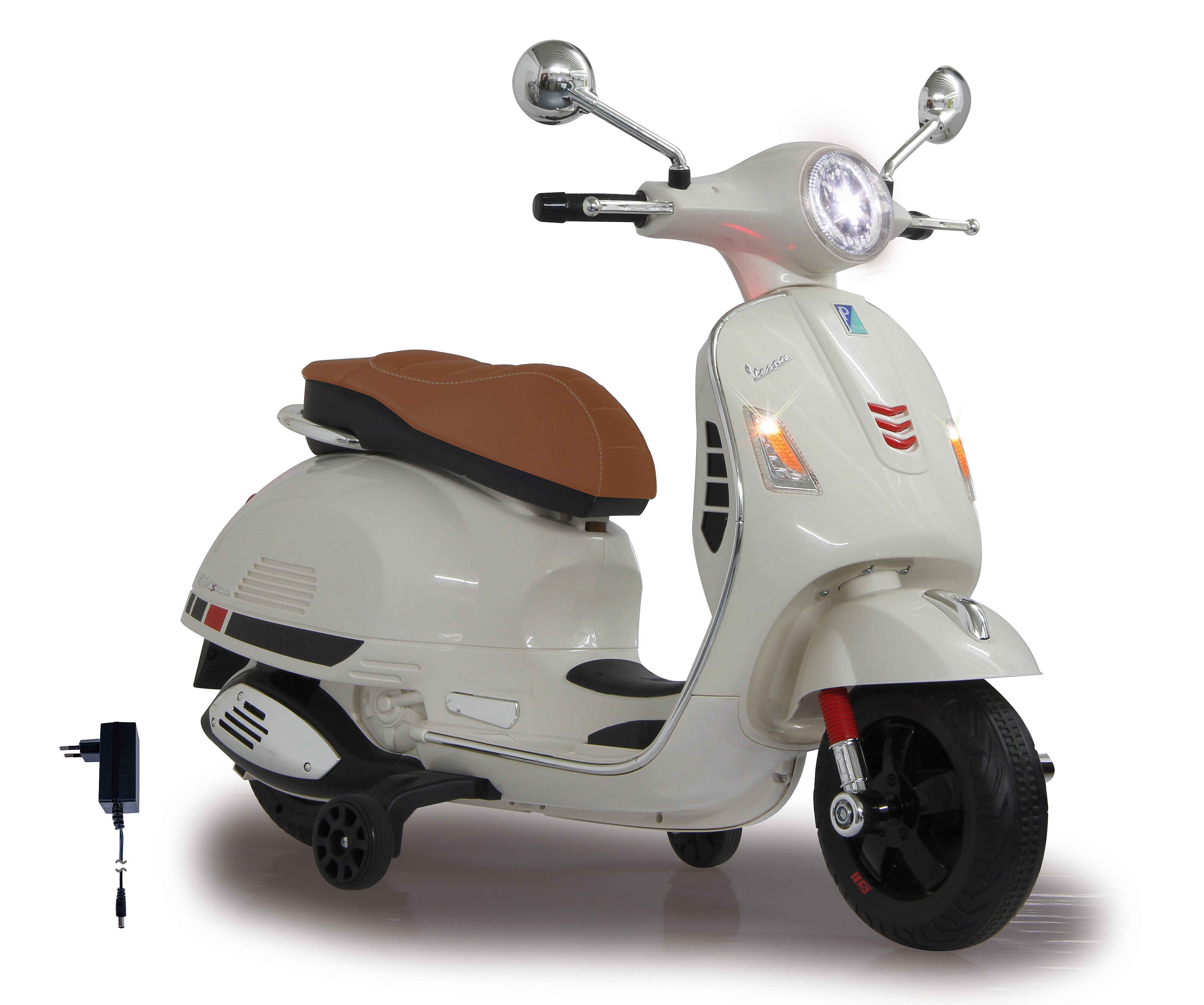 Uno scooter Vespa bianco con sella marrone su sfondo bianco. Ha luci e un cavo di ricarica.