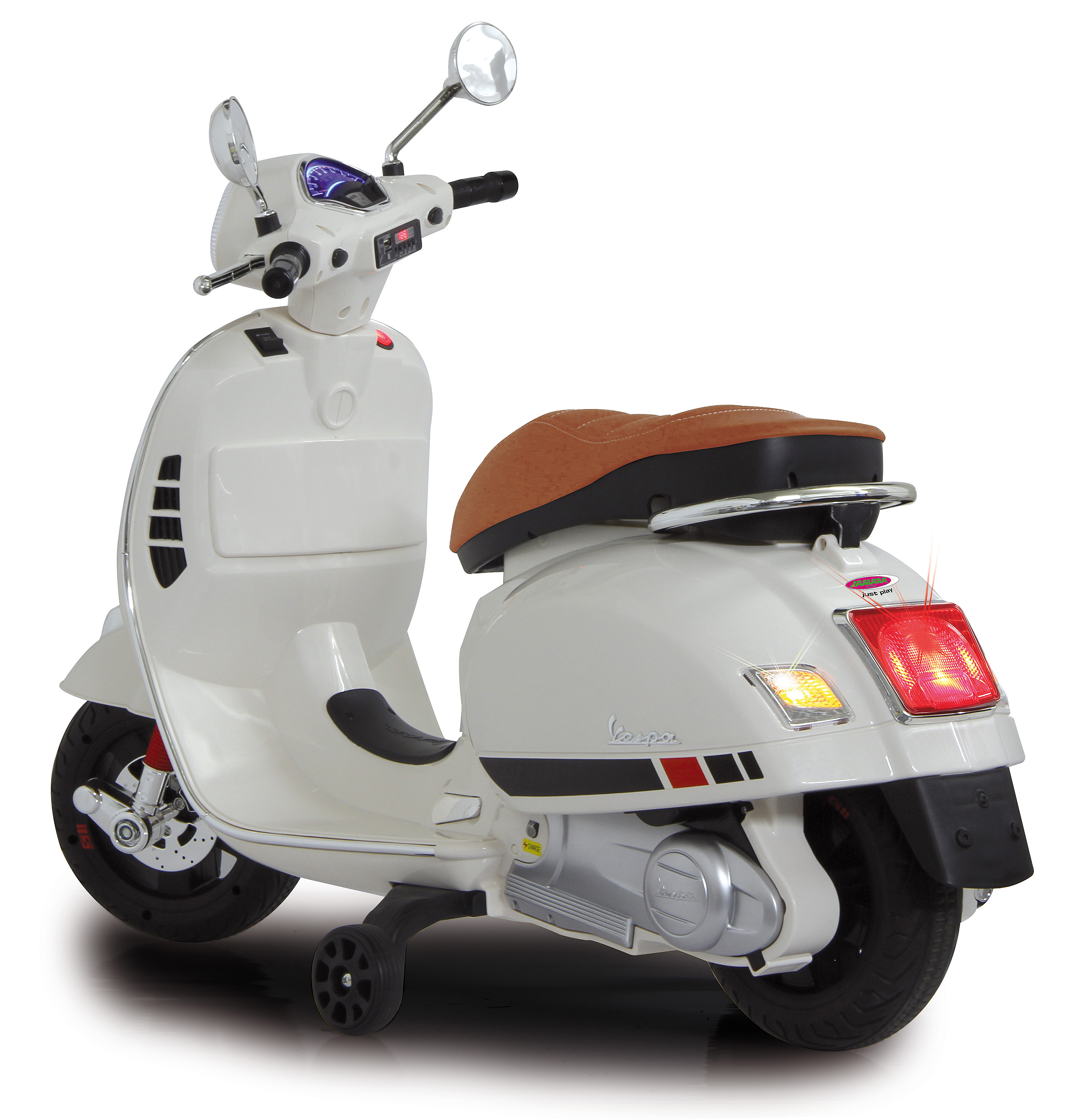 Uno scooter giocattolo bianco stile Vespa con pneumatici neri e sedile marrone, isolato su sfondo bianco.