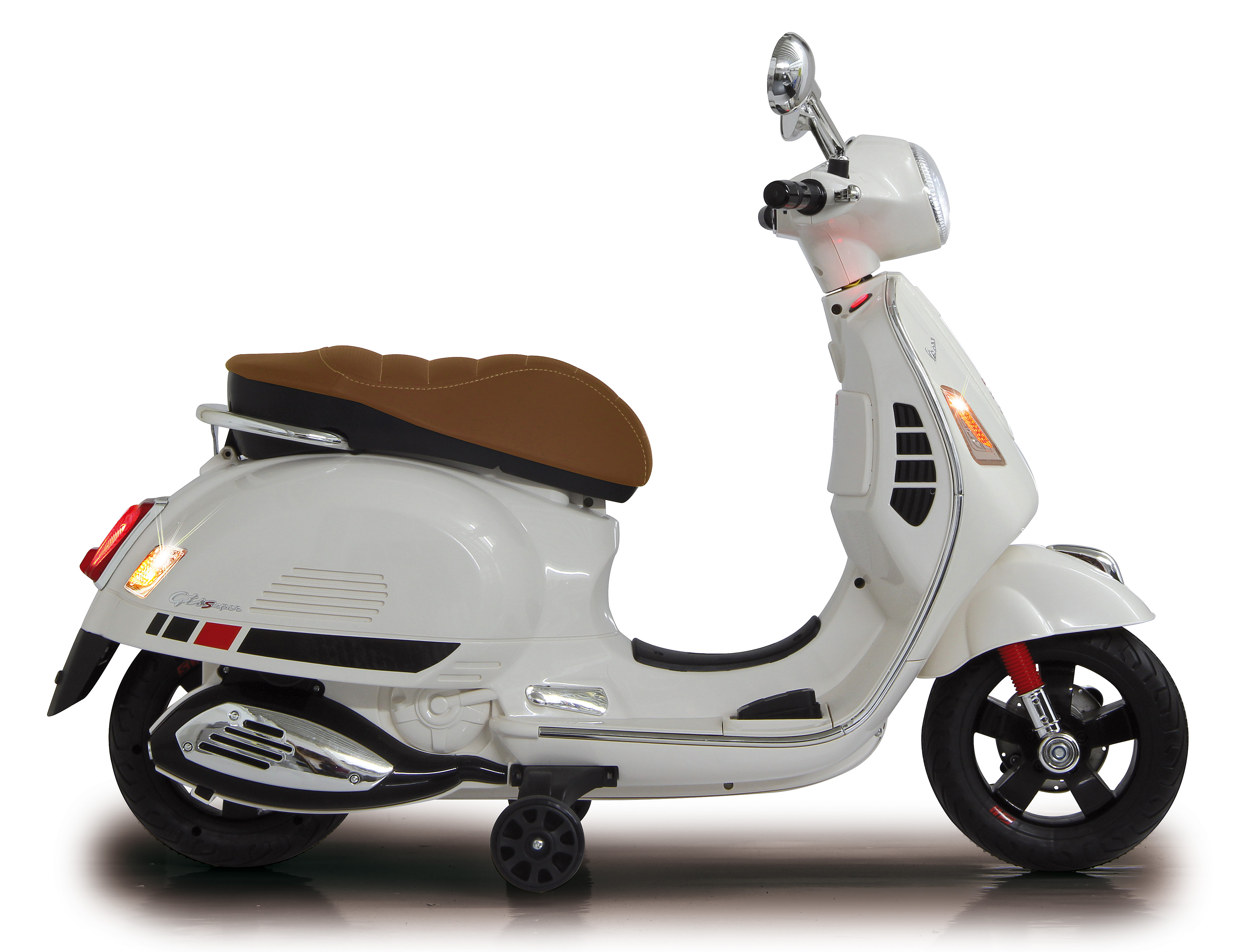 Uno scooter giocattolo bianco con sedile marrone, ruote nere e dettagli rossi su sfondo bianco.