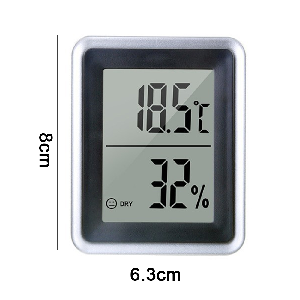 Ein digitales Thermometer zeigt 18,5 °C und 32 % Luftfeuchtigkeit an. Es hat einen silbernen Rahmen mit den Maßen 8 cm x 6,3 cm.