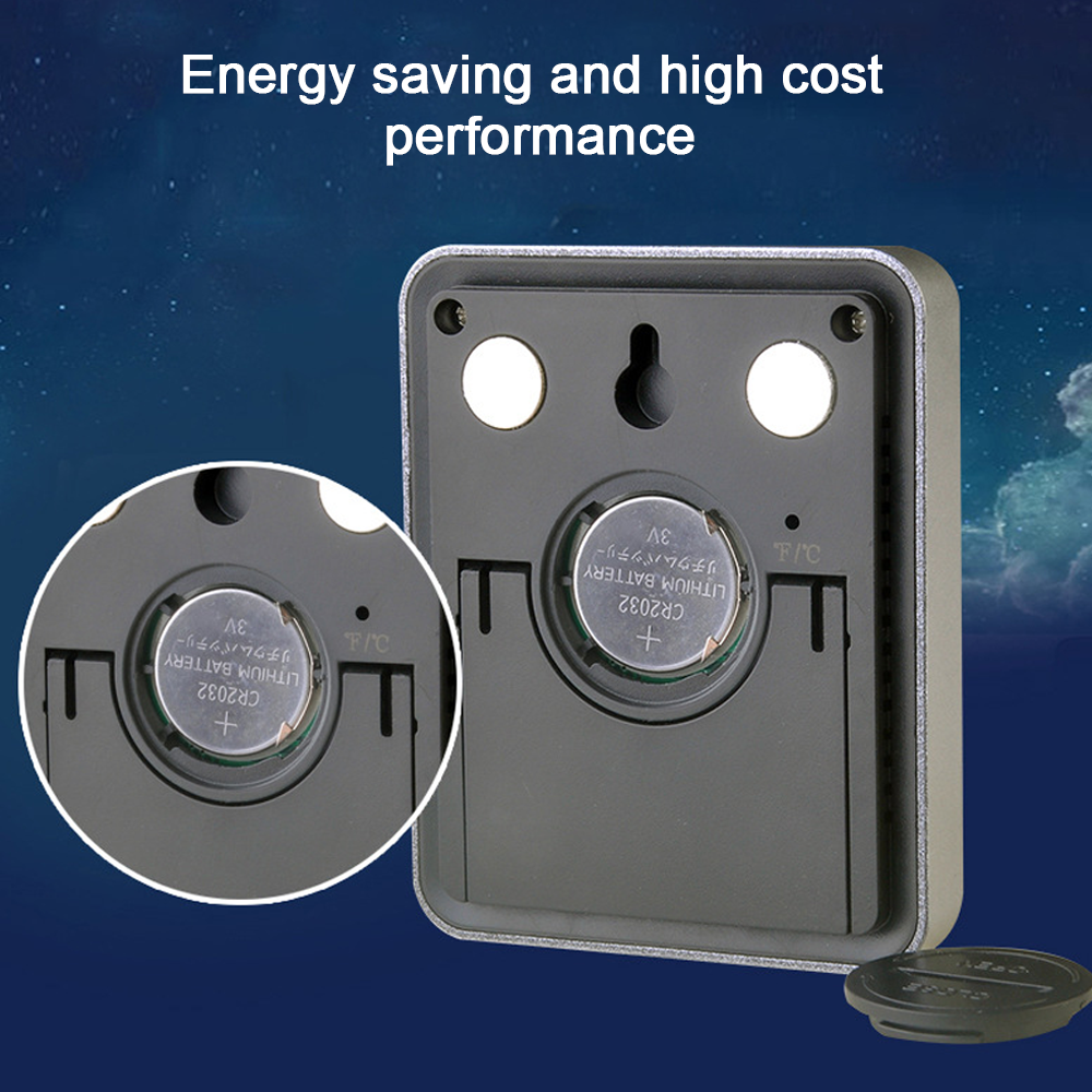 Nahaufnahme der Rückseite eines Geräts mit Batteriefach. Eine Batterie ist eingesetzt. Text: 'Energiesparen und hohe Leistung'.