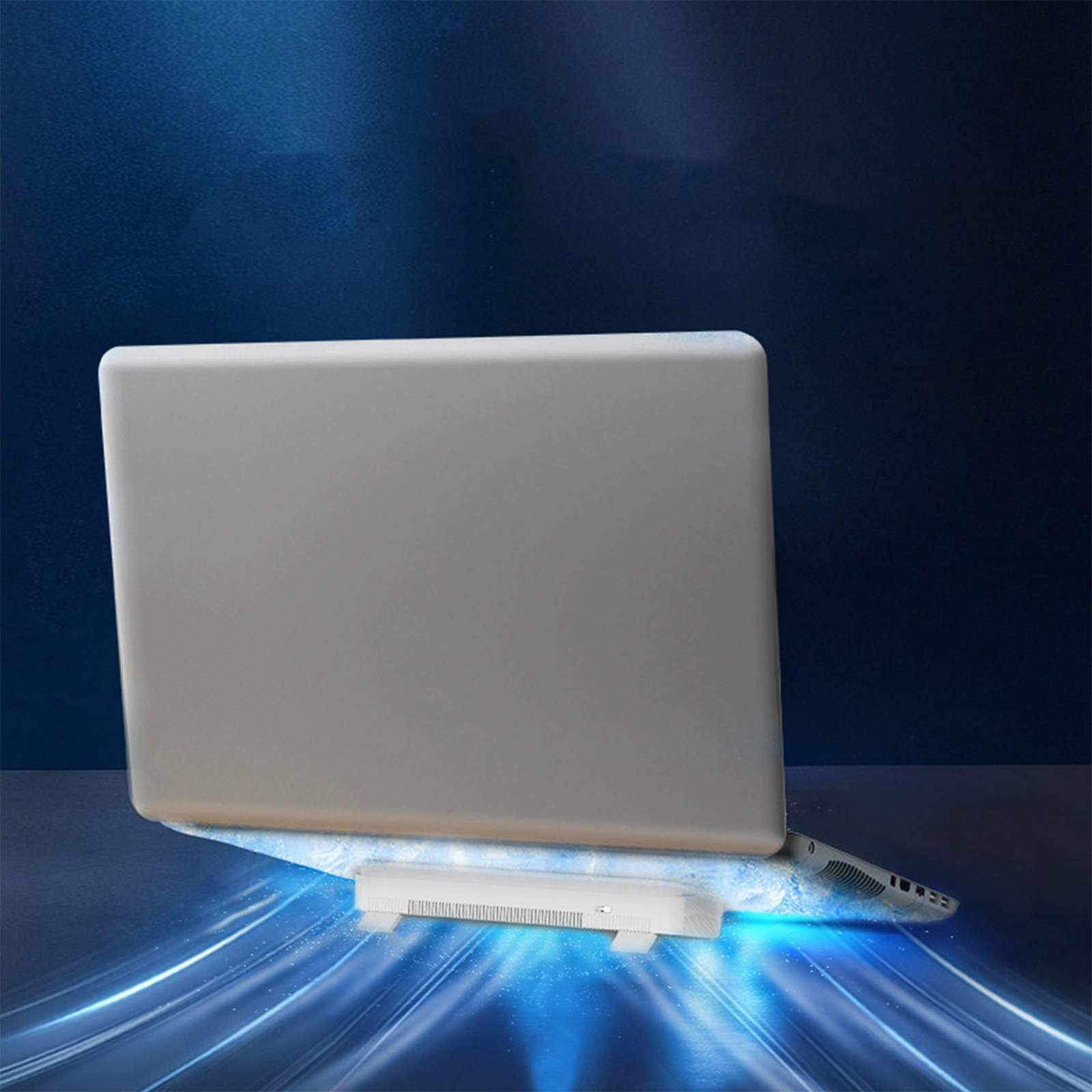 Ein Laptop mit Kühlpad. Der Laptop ist geschlossen und weiß. Der Hintergrund ist dunkelblau mit blauen Linien.