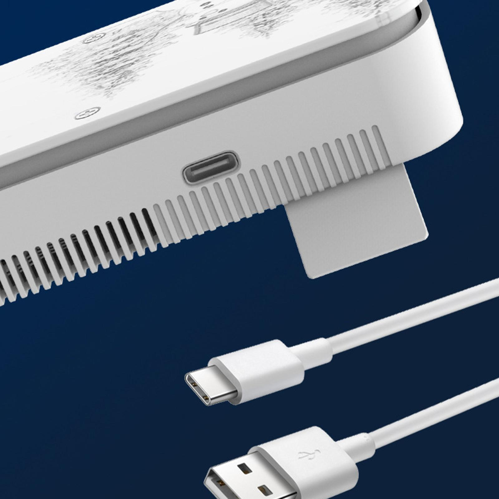Weißes Gerät mit USB-Anschlüssen und angeschlossenen Kabeln, vor dunklem blauen Hintergrund.