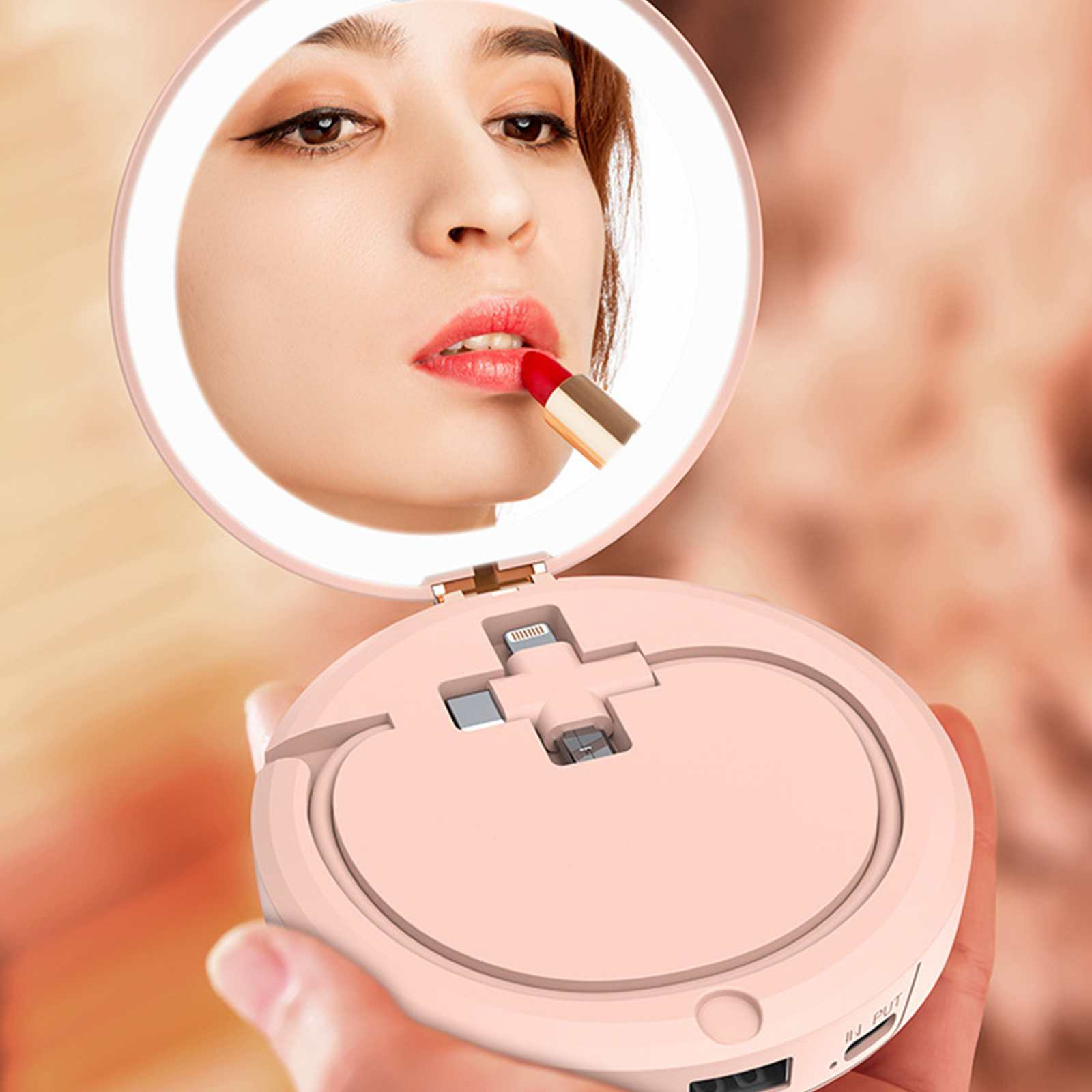 Eine Frau trägt Lippenstift mit einem Spiegel auf. Der Spiegel ist Teil eines rosa, kreisförmigen Ladegeräts.