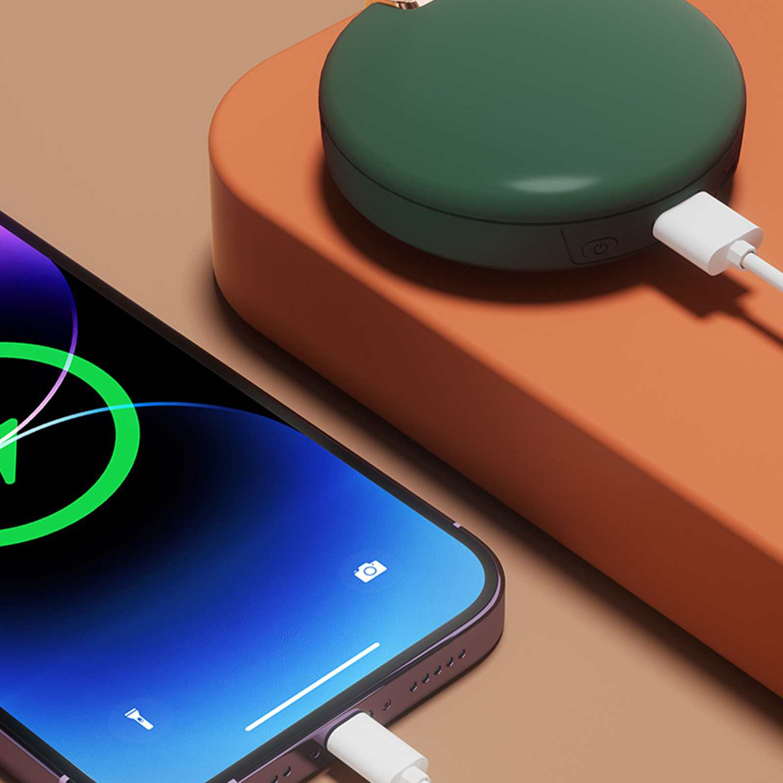Ein Telefon, das mit einem weißen Kabel geladen wird, eine grüne Powerbank auf einer orangefarbenen Oberfläche.