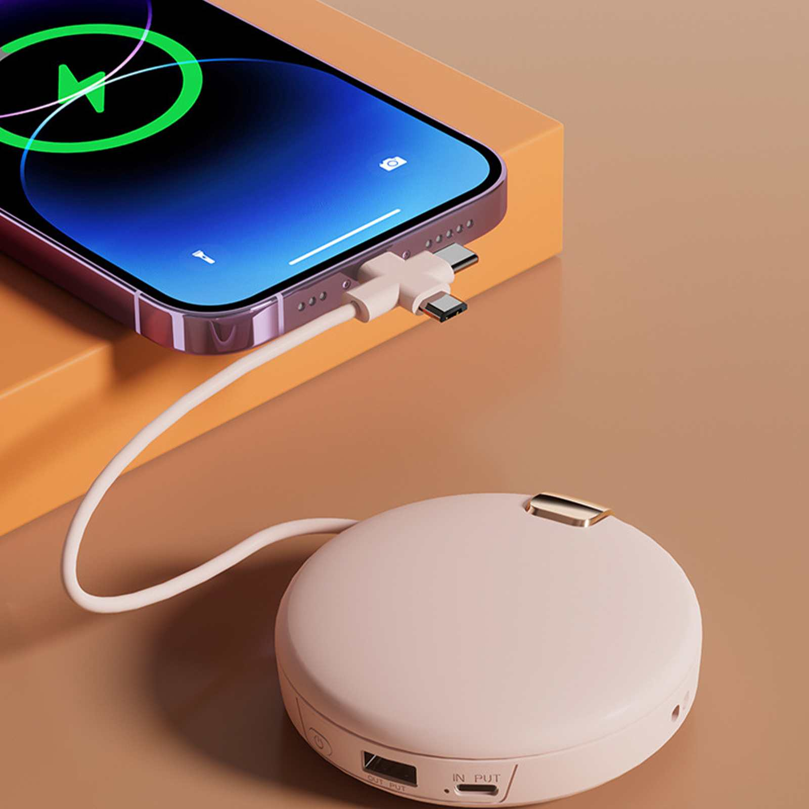 Telefon wird geladen. Ein Telefon ist mit einem rosa Ladegerät verbunden. Das Telefon zeigt ein Ladesymbol.