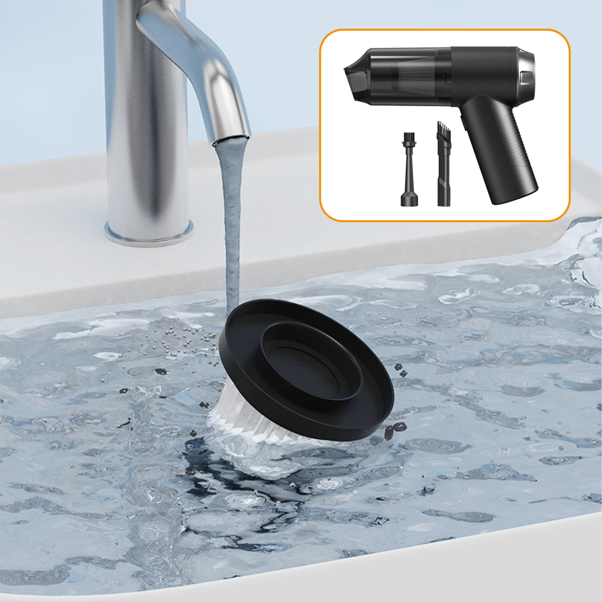 Ein Wasserhahn gießt Wasser in ein Waschbecken mit einem Vakuumfilter. Ein schwarzer Handstaubsauger und Zubehör sind rechts oben.