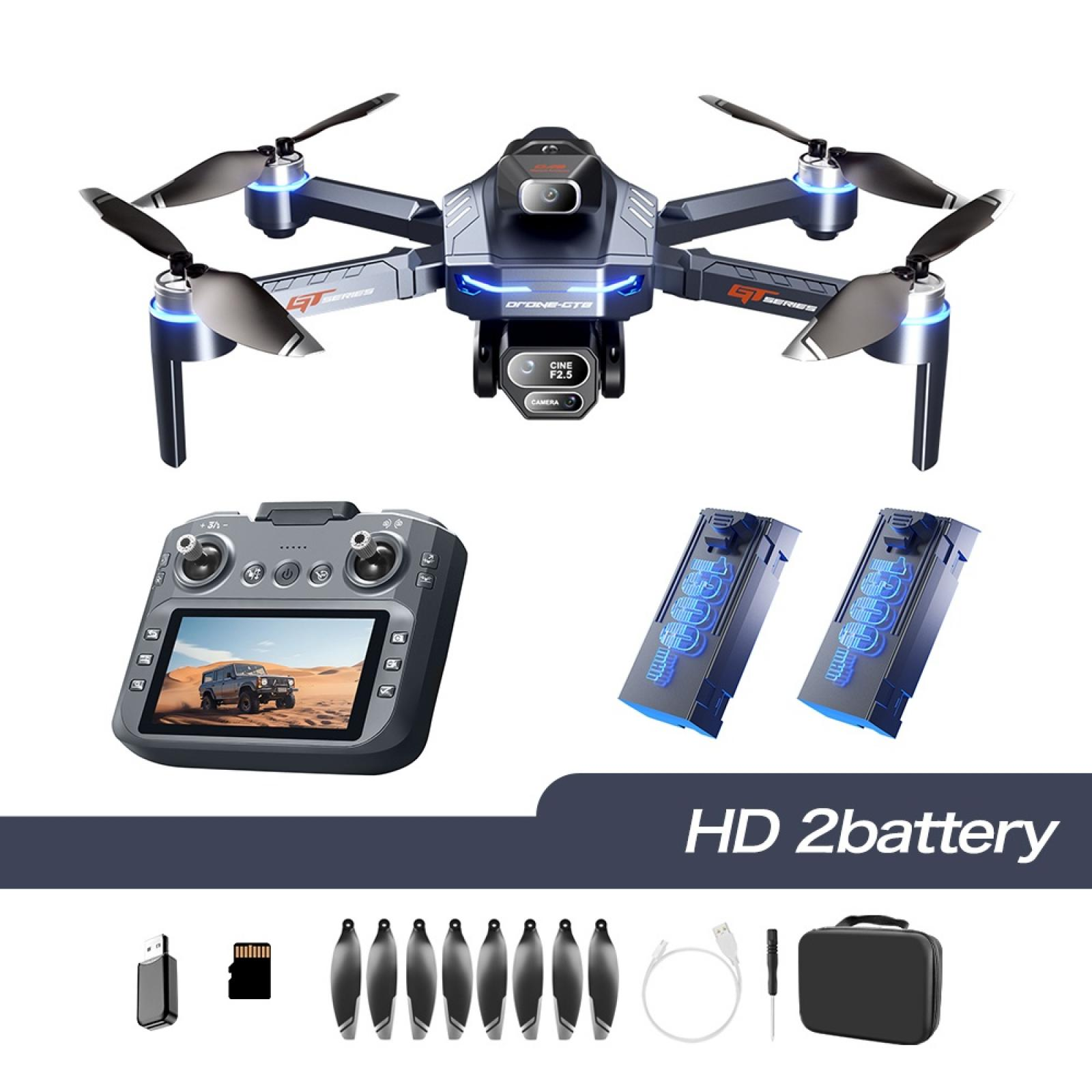 Eine Drohne mit Propellern, Fernbedienung, Batterien und Zubehör. Die Fernbedienung zeigt ein Auto. HD 2battery Text.