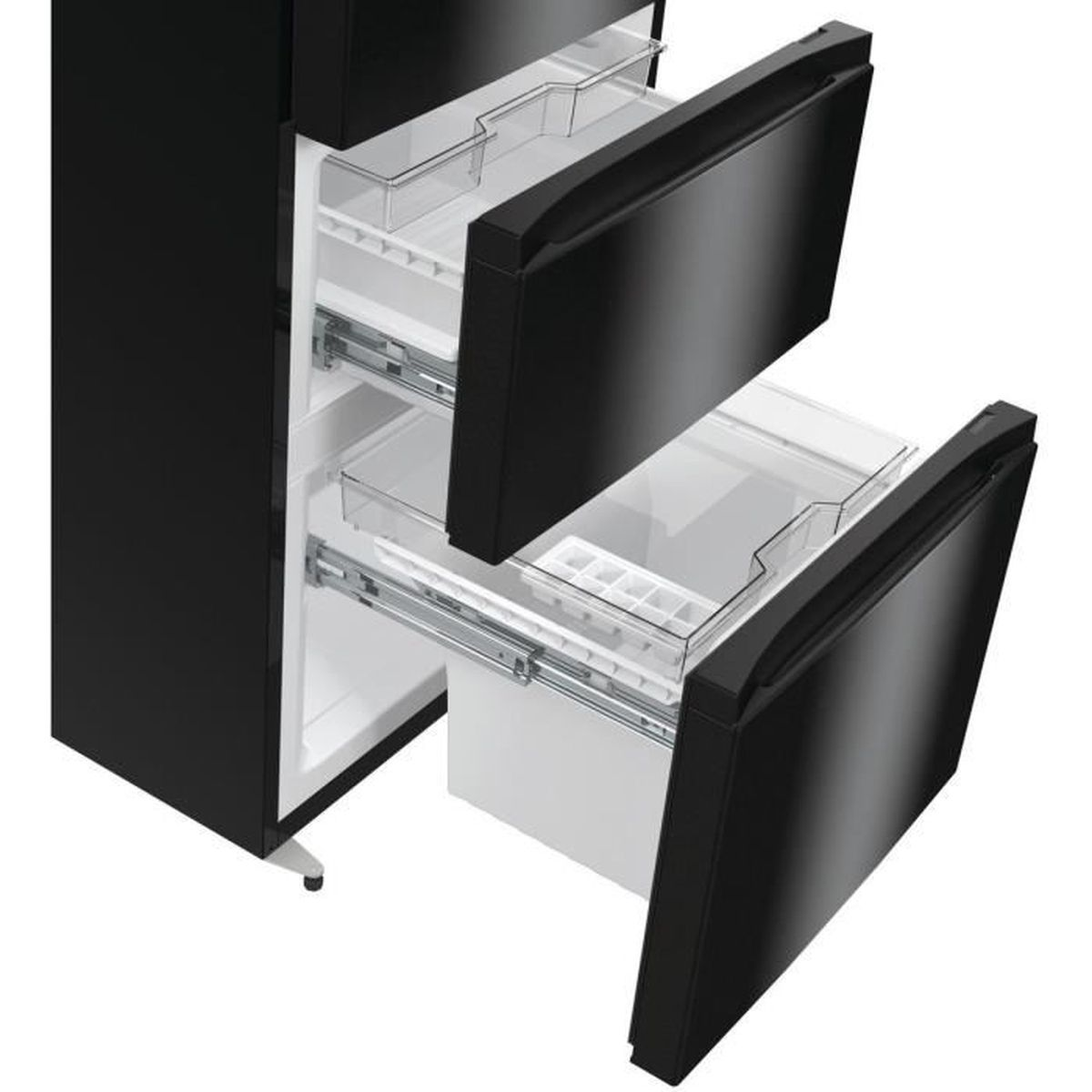 Schwarzer Kühlschrank mit geöffneten Schubladen. Klare Plastikbehälter und ein Eiswürfelbehälter sind sichtbar. Der Hintergrund ist weiß.