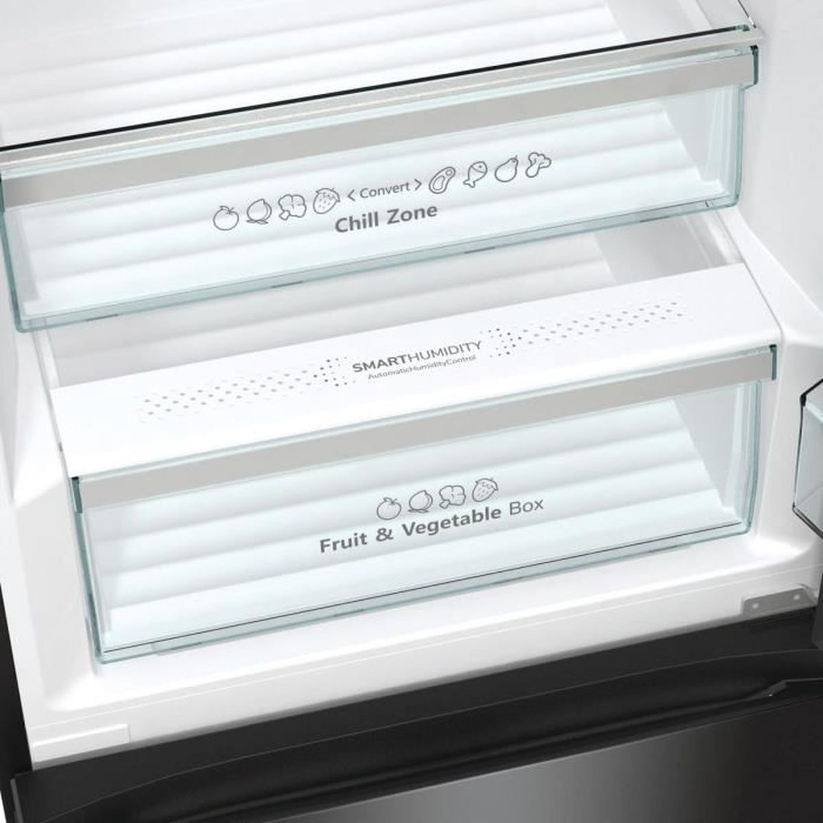 Innerhalb eines Kühlschranks mit zwei transparenten Schubladen. Die obere ist die Chill Zone, die untere die Obst- und Gemüsekiste.