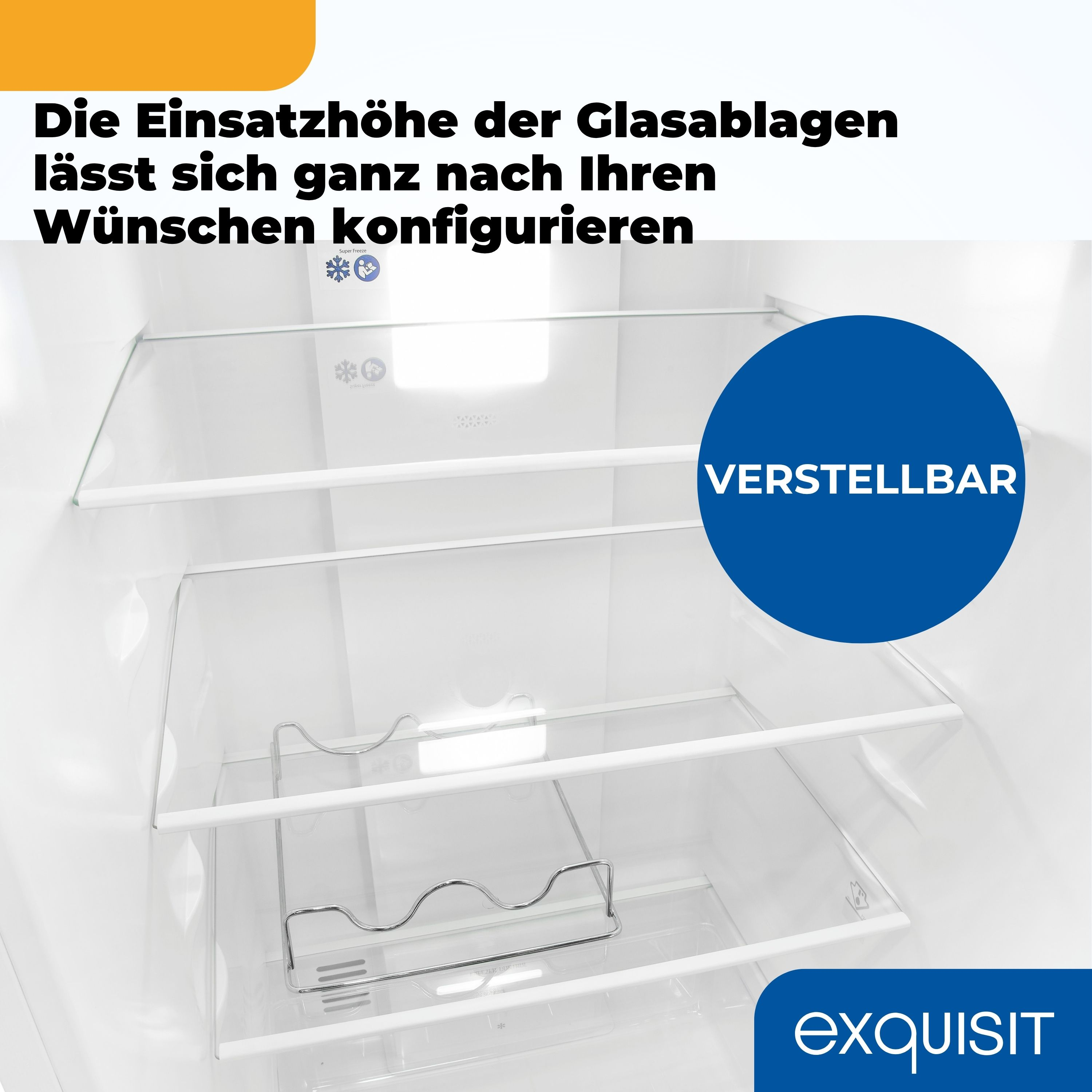 Innenraum eines Kühlschranks mit Glasablagen. Ein blauer Kreis sagt 'VERSTELLBAR'. Die Marke 'exquisit' befindet sich unten.