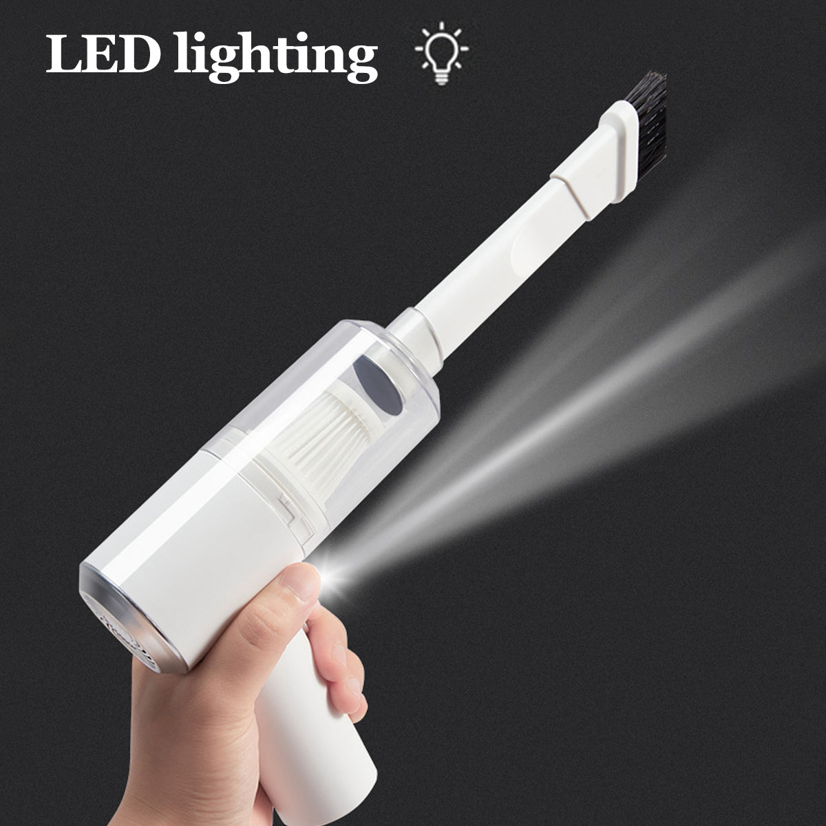 Eine Hand hält einen weißen Handstaubsauger mit LED-Beleuchtung. Der Bürstenkopf ist schwarz, und ein Lichtstrahl wird gezeigt.