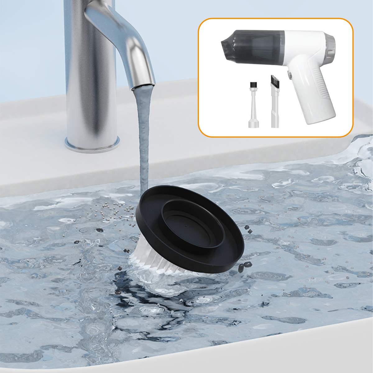 Ein Wasserhahn gießt Wasser in ein Waschbecken. Ein Staubsauger befindet sich im Hintergrund, der Filter im Vordergrund.