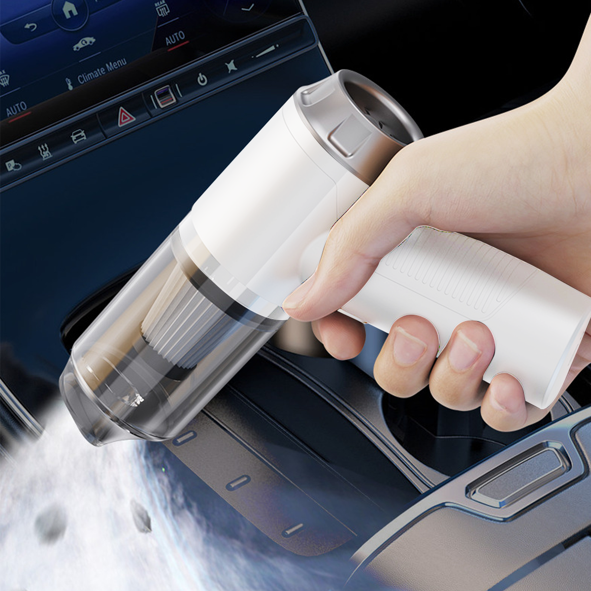 Eine Hand hält einen weißen und silbernen Handstaubsauger in einem Auto. Der Staubsauger befindet sich in der Nähe der Konsole des Autos.