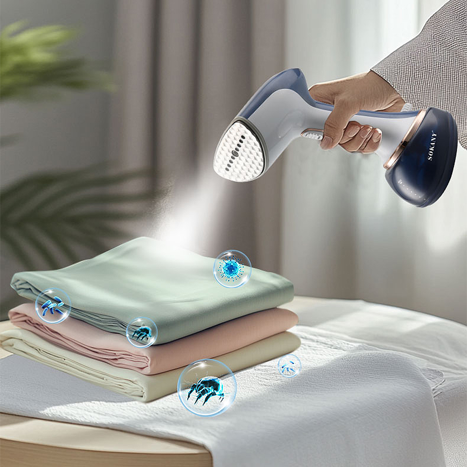 Una persona vaporiza tela doblada con un vaporizador SOKANY. Hay tres pilas de ropa de cama de colores pastel debajo. Iconos de virus azules flotan.