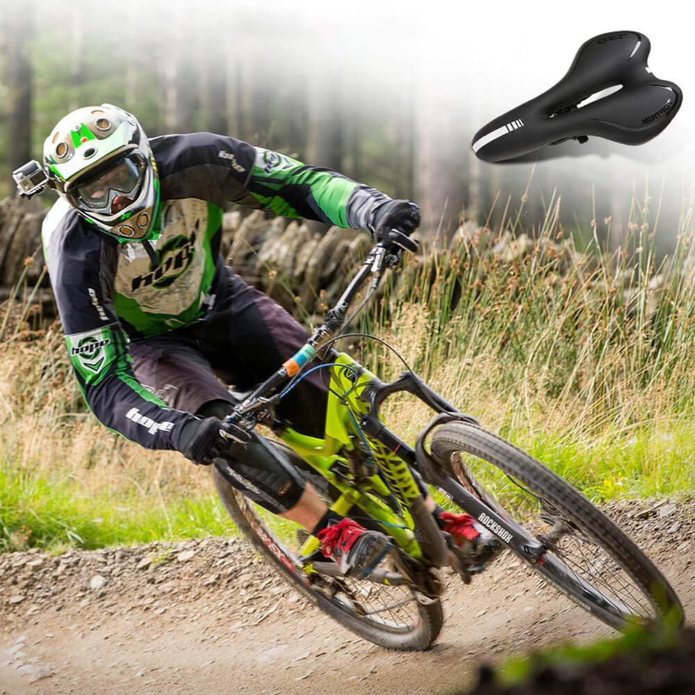 Ein Radfahrer auf einem Mountainbike rast einen Waldweg entlang, trägt Helm und Schutzkleidung.