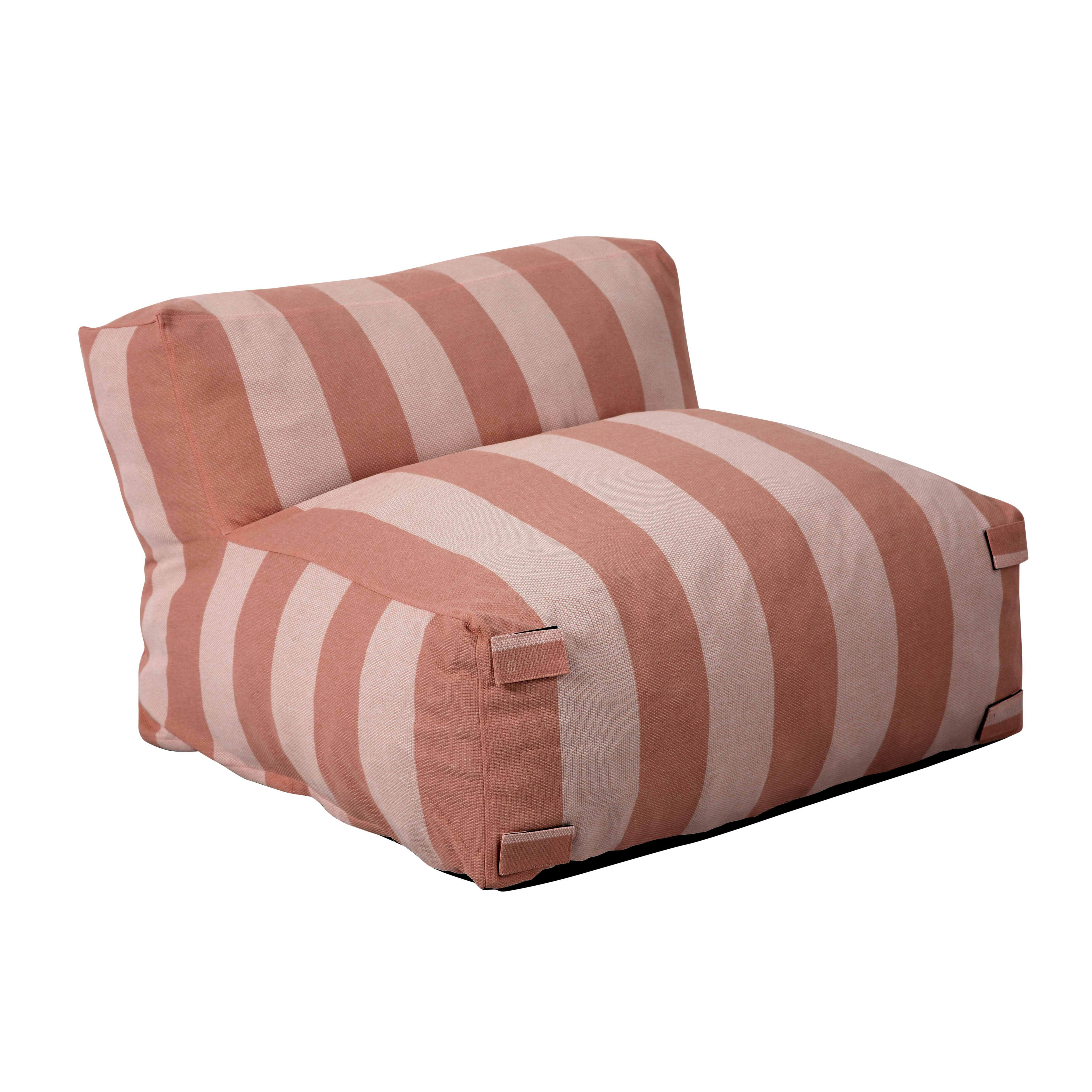 Ein gestreifter, pfirsichfarbener Sitzsack. Der Stuhl hat eine Rückenlehne und befindet sich auf weißem Hintergrund.