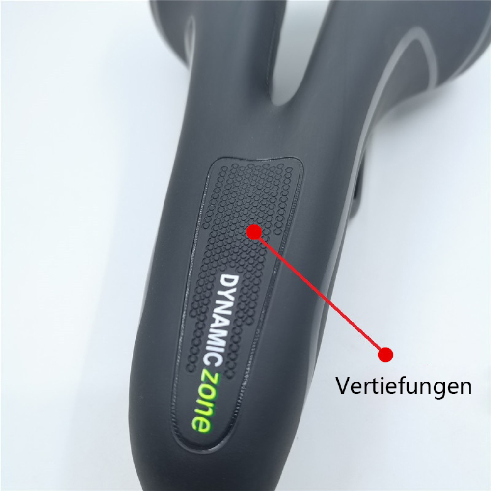 Nahaufnahme eines schwarzen Fahrradsattels mit strukturiertem Patch und den Worten 'DYNAMIC zone' in Weiß und Grün auf weißem Hintergrund.