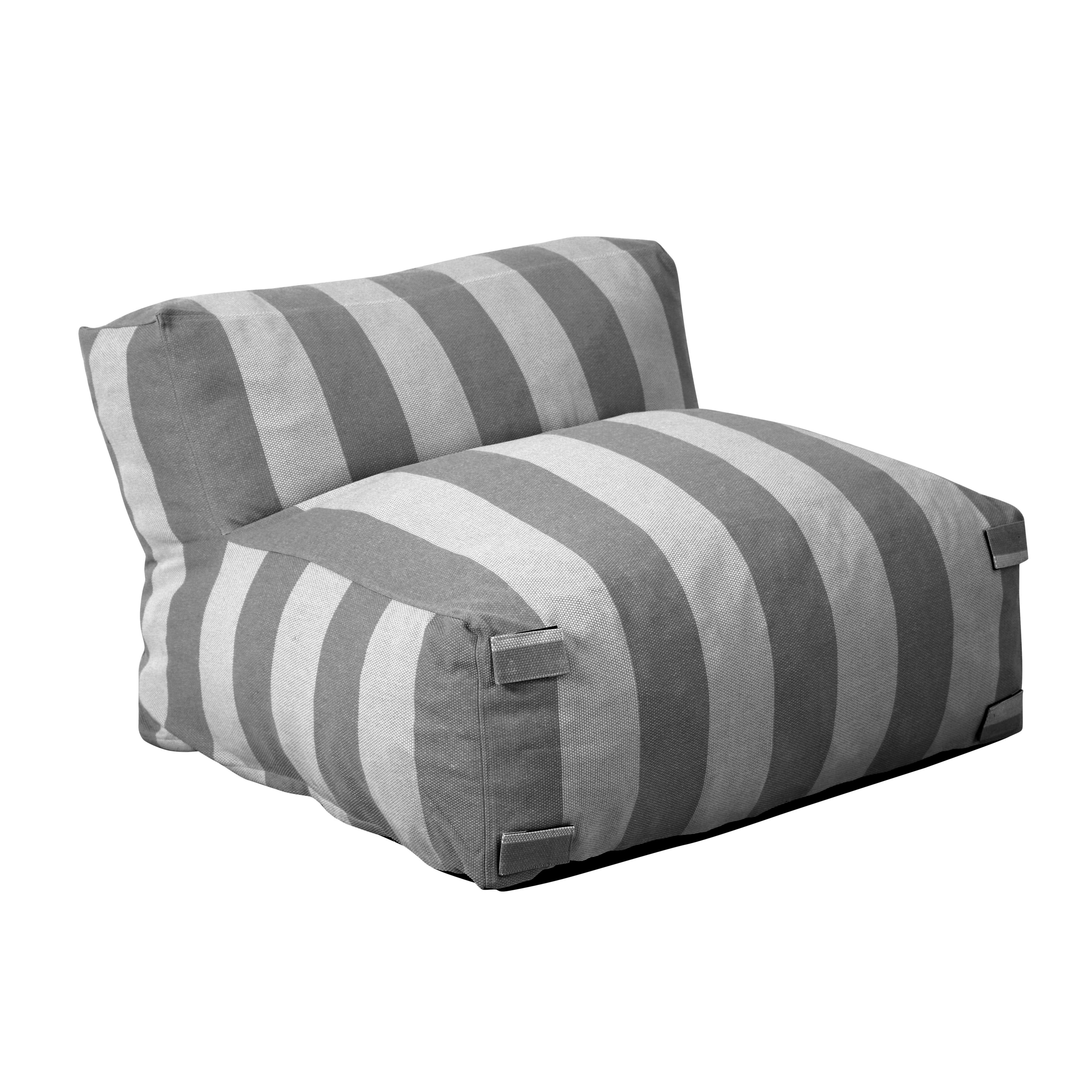 Ein grau gestreifter Sitzsack auf weißem Hintergrund. Der Stuhl ist angewinkelt und zeigt Sitz und Rücken.