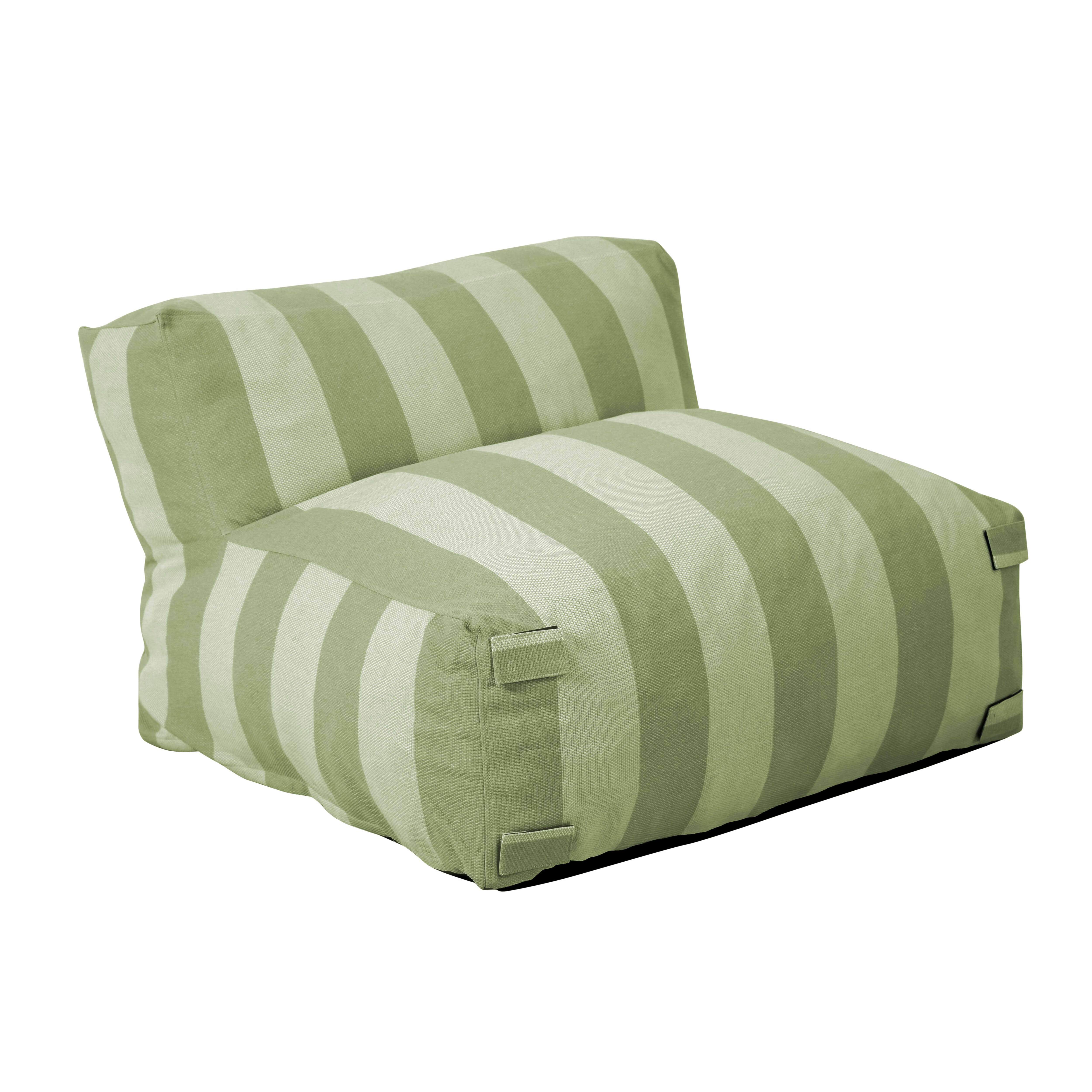 Ein gestreifter, grün-weißer Outdoor-Sitzsack. Er hat eine Rückenlehne und befindet sich auf weißem Hintergrund.