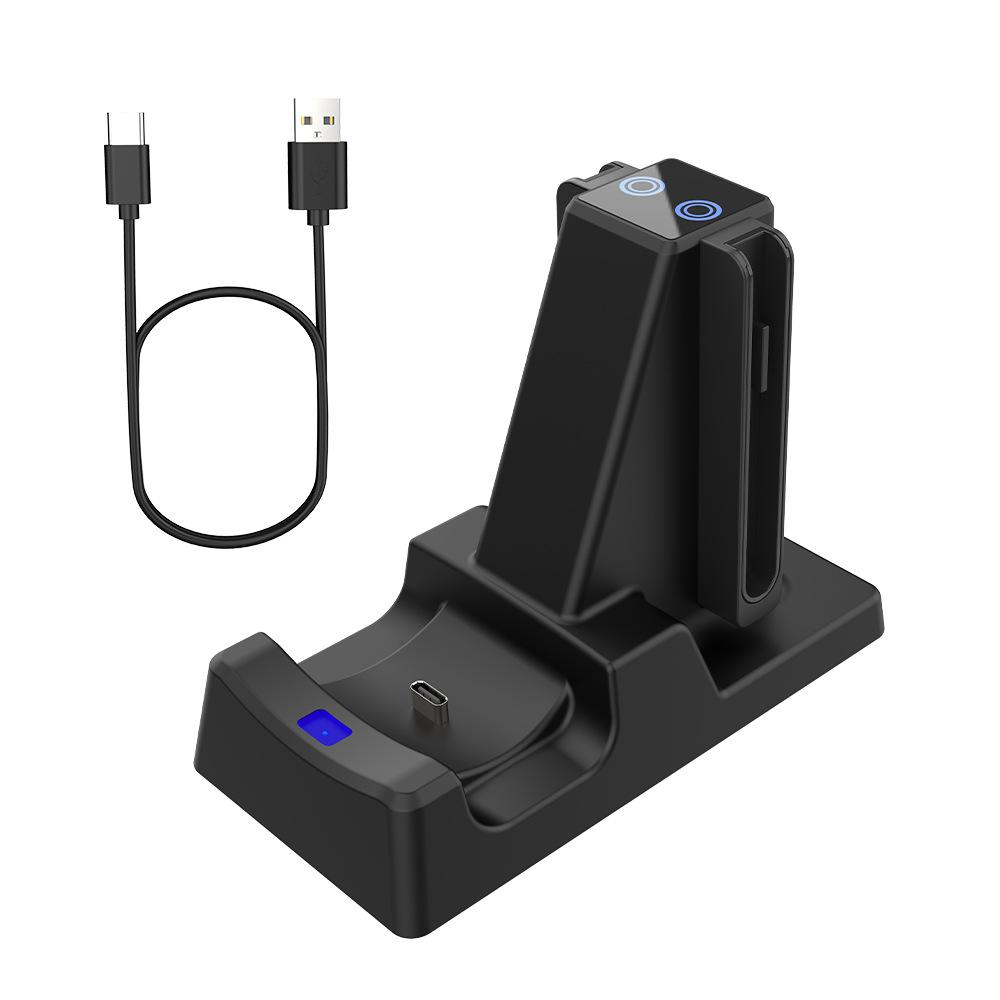 Estación de carga negra con dos cables USB. La estación tiene luces azules y una ranura para un dispositivo. Fondo blanco.