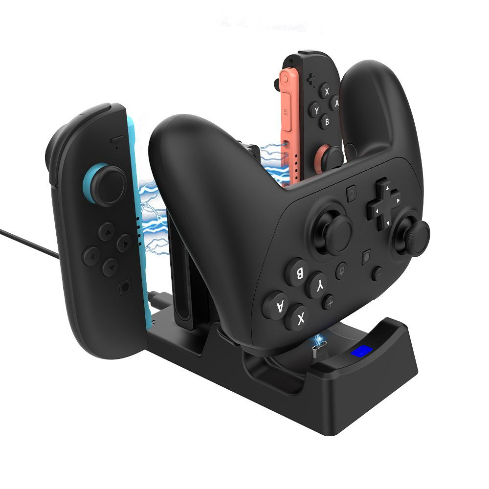 Controlador de juego negro y base de carga, con un controlador azul y naranja adjunto. Gráfico de rayo visible.