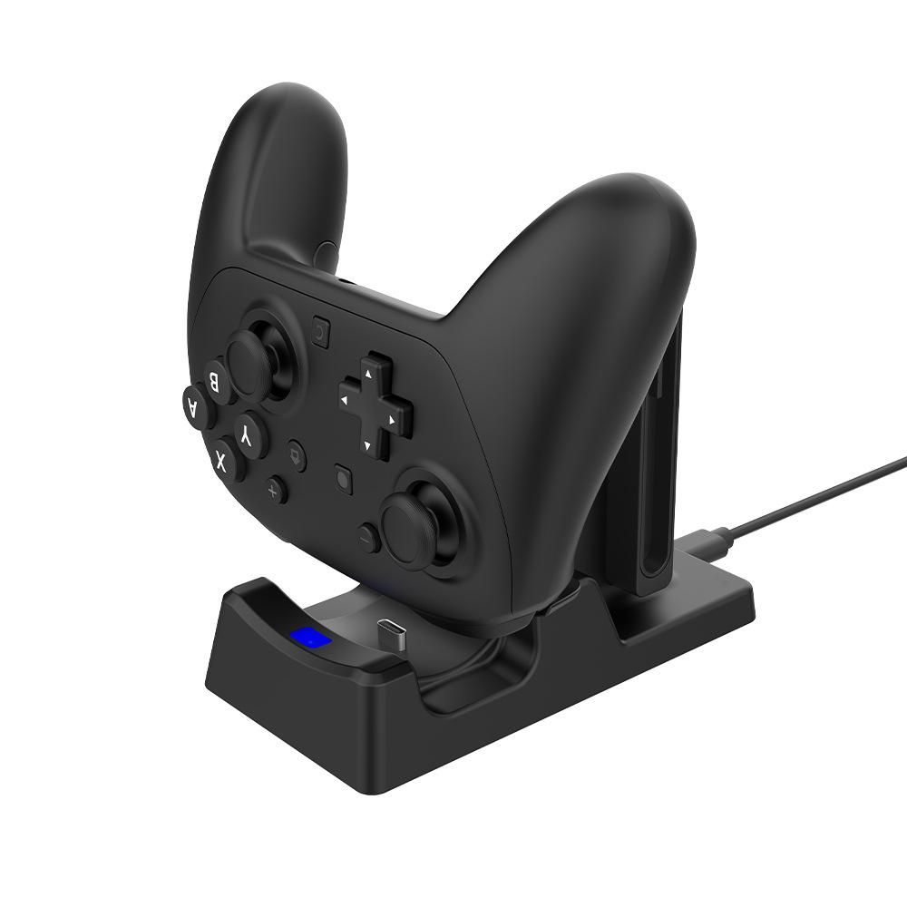 Un mando de juego negro en su base de carga. Los botones son visibles. Un cable conecta la base. El fondo es blanco.