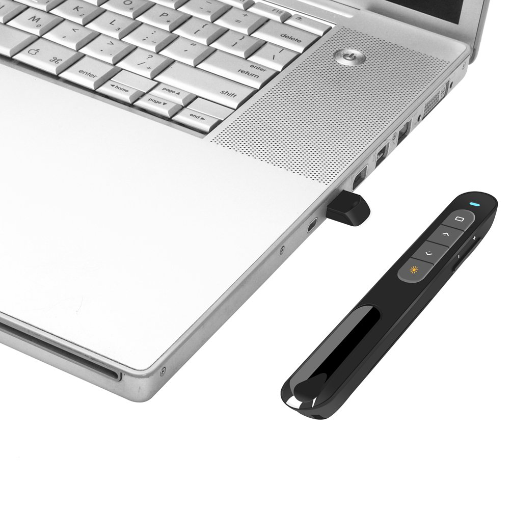 Ein Laptop mit einem schwarzen USB-Empfänger und einer schwarzen Präsentationsfernbedienung. Der Laptop ist silberfarben, die Fernbedienung hat Knöpfe.