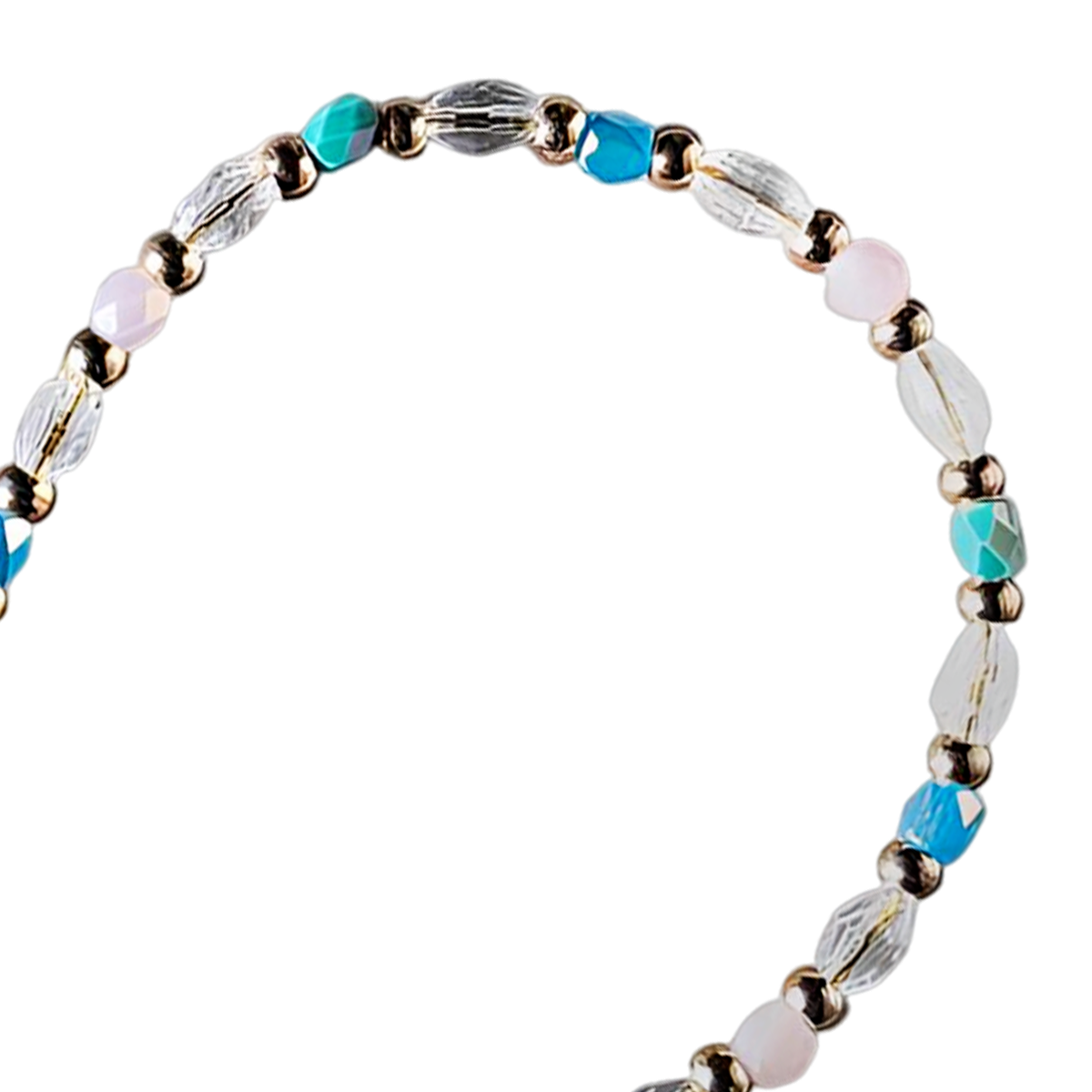 Un braccialetto curvo con perline. Include perline trasparenti, dorate, rosa, turchesi e blu. Su sfondo bianco.