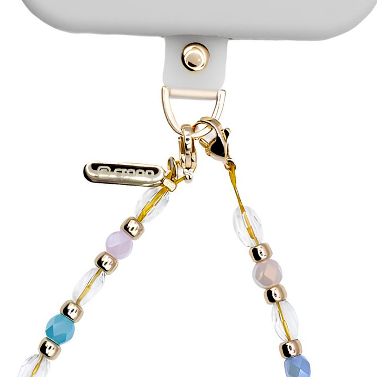 Primo piano di un ciondolo per telefono. Ha una base bianca, elementi dorati e un cinturino di perline con perline blu, rosa e trasparenti.