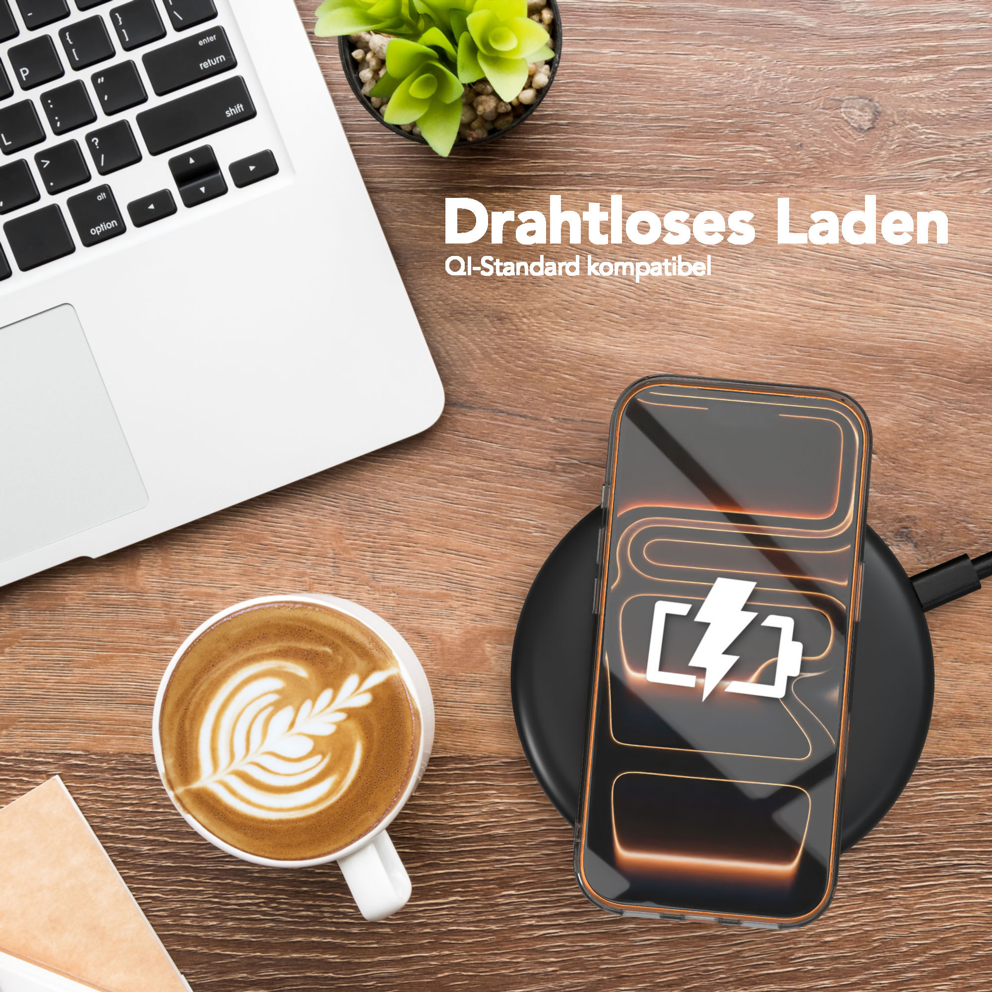 Ein Telefon auf einem kabellosen Ladegerät, Laptop, Kaffee und Pflanze auf einem Holztisch. Telefon zeigt ein Ladesymbol.