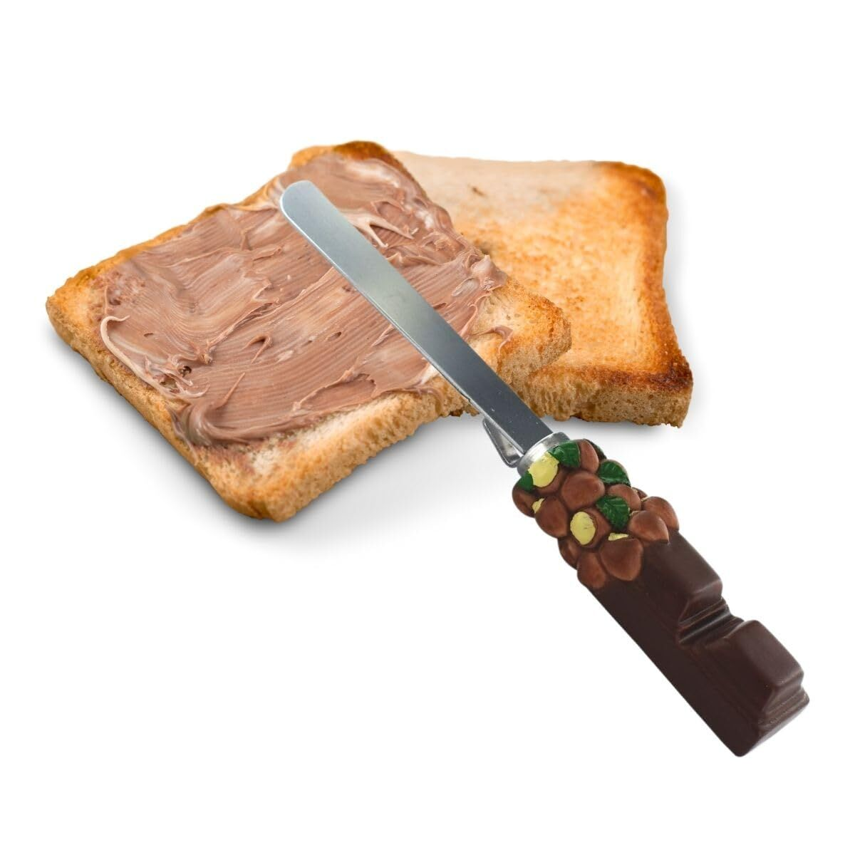 Toast mit Schokoaufstrich, der mit einem Messer mit Haselnussdekoration und einem zweiten Toast auf weißem Hintergrund bestrichen wird.