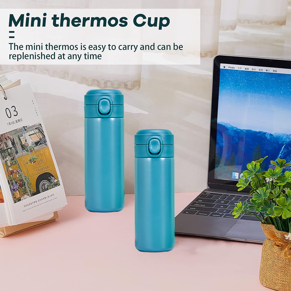 Zwei türkisfarbene Mini-Thermoskannen auf einer rosa Oberfläche mit einem Laptop und einem Kalender. Text lautet "Mini-Thermoskanne".