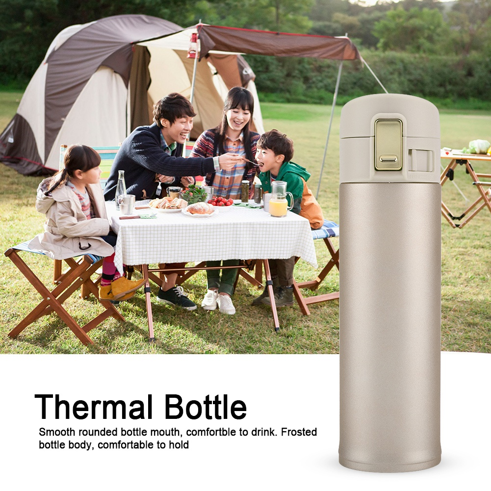Eine Familie picknickt mit einer Thermosflasche im Vordergrund. Sie sind auf einem Campingplatz und genießen das Essen.