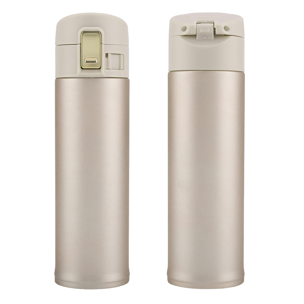 Zwei beige Metallthermoskannen. Eine hat den Deckel offen, die andere geschlossen. Beide haben einen metallischen Körper und einen beigen Kunststoffdeckel.
