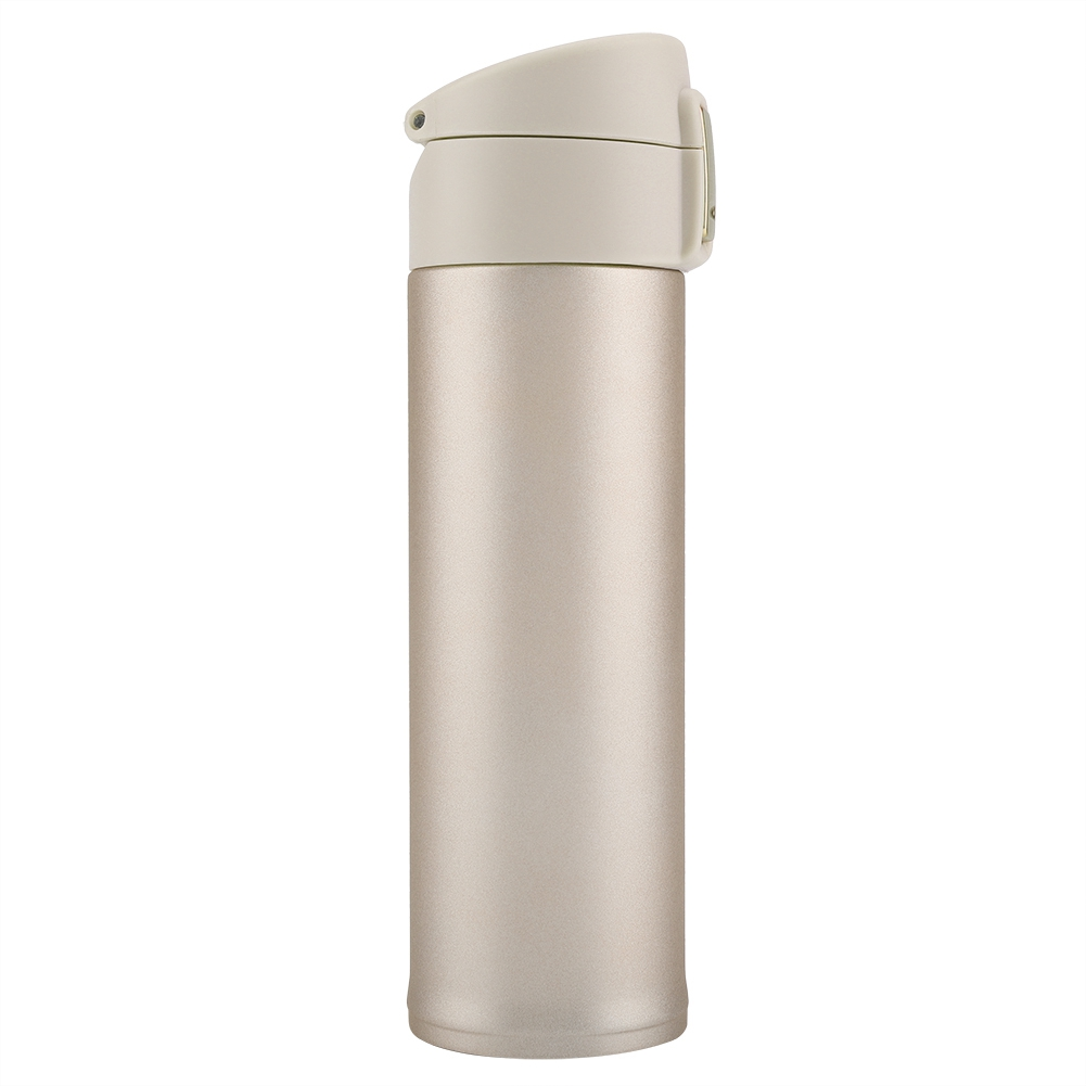 Eine beige-silberne Isolierwasserflasche. Sie hat einen Klappdeckel und einen zylindrischen Körper. Der Hintergrund ist weiß.