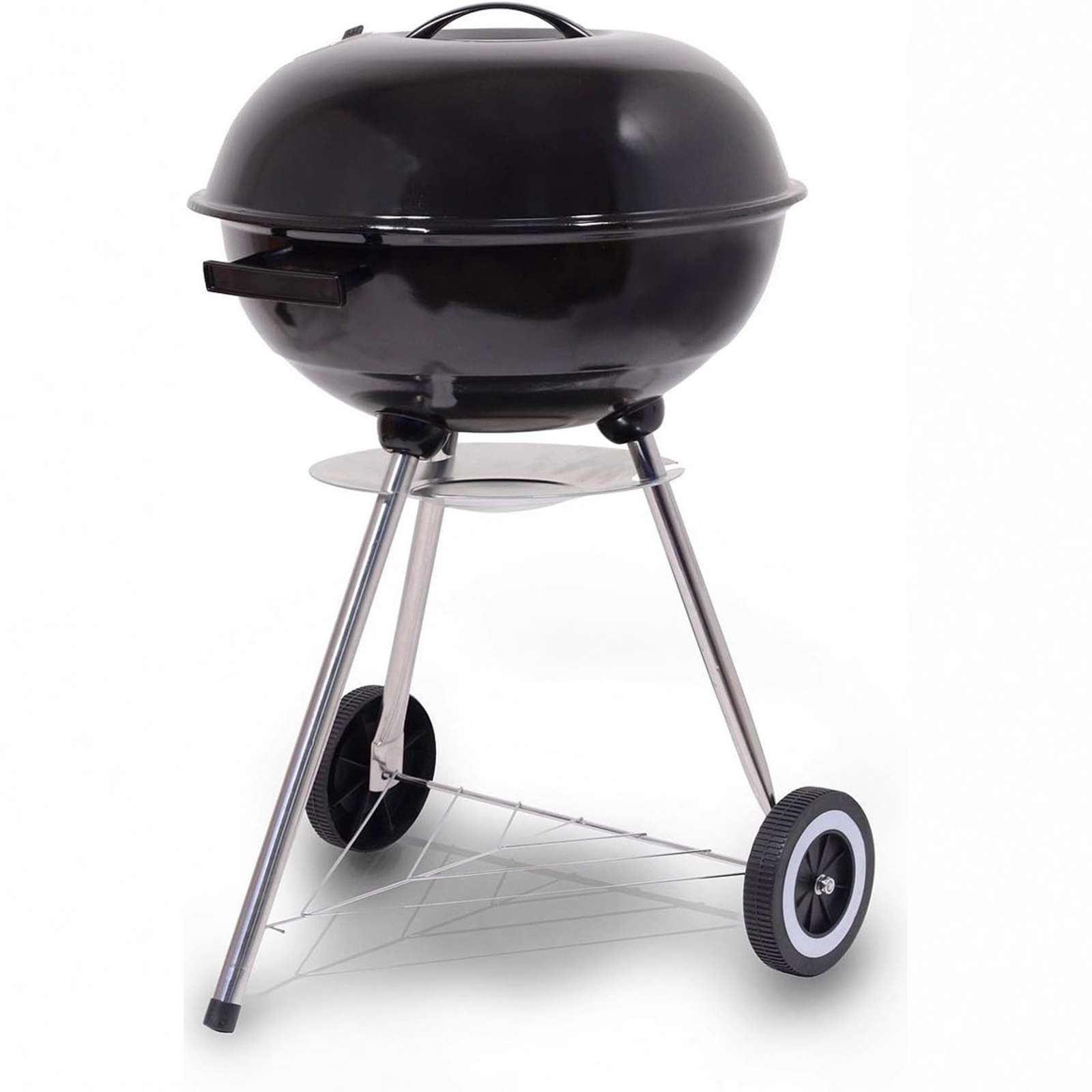 Ein schwarzer Holzkohlegrill mit rundem Deckel und Griff. Er hat Räder und ein Metallgestell. Weißer Hintergrund.