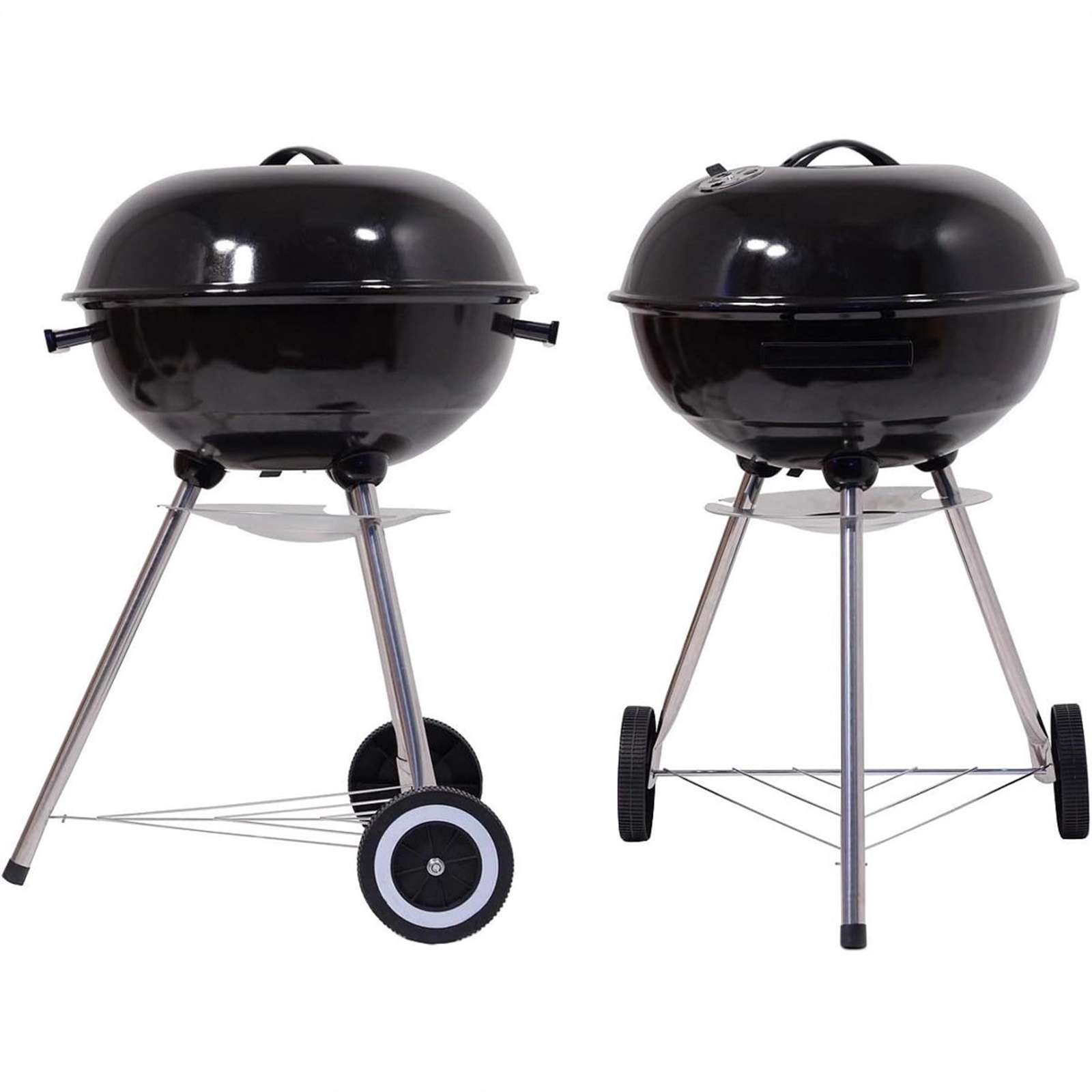 Zwei schwarze Holzkohlegrills nebeneinander. Jeder hat einen runden Deckel, silberne Beine und Räder.