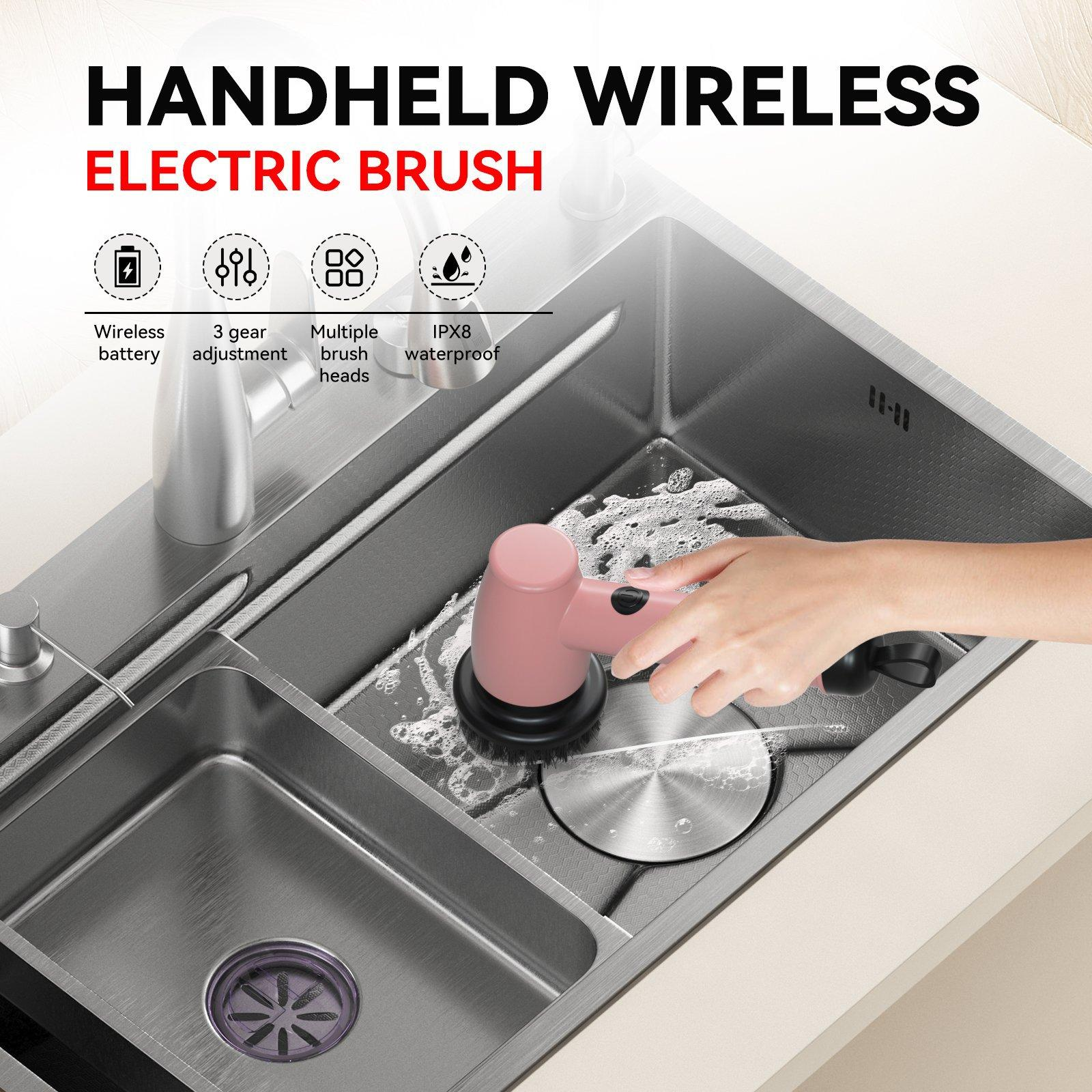 Eine rosa elektrische Handbürste wird in einem Edelstahlbecken verwendet, neben einem Wasserhahn. Die Bürste reinigt das Becken.