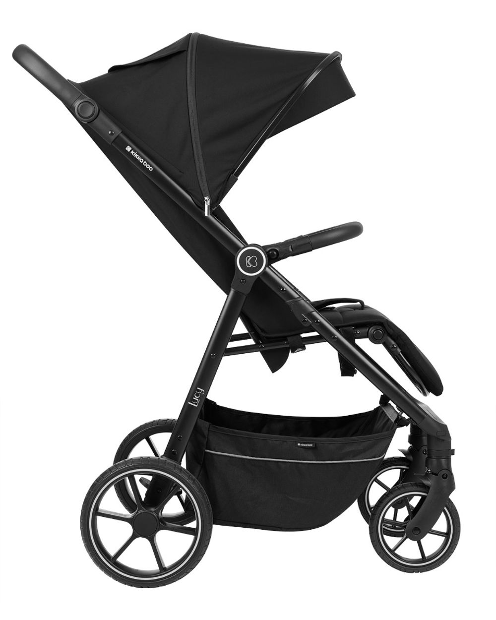 Schwarzer Kinderwagen mit Verdeck. Er hat vier Räder und einen Aufbewahrungskorb. Der Griff ist oben. Die Marke ist kikka boo.