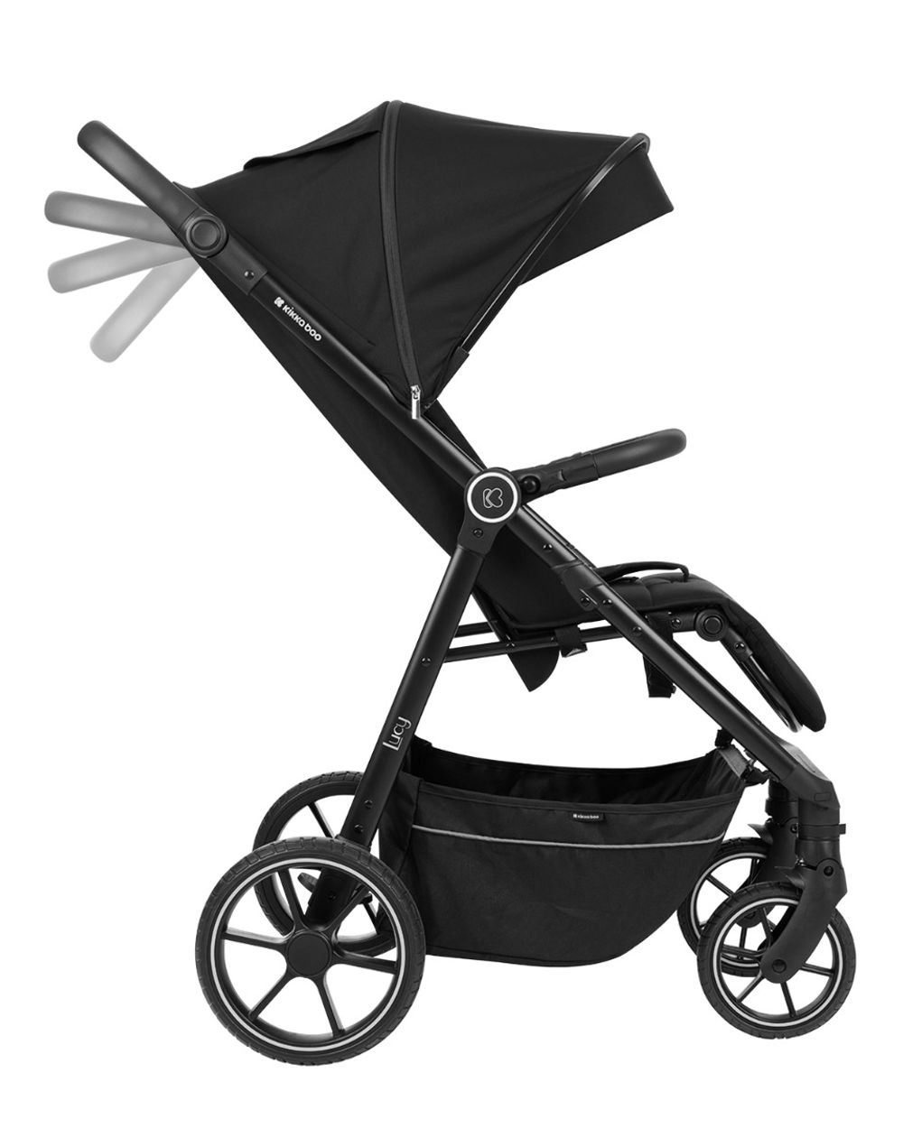 Ein schwarzer Kinderwagen mit verstellbarem Griff und Sonnenschutz. Er hat vier Räder, einen Einkaufskorb und den Markennamen 'kikkaboo'.