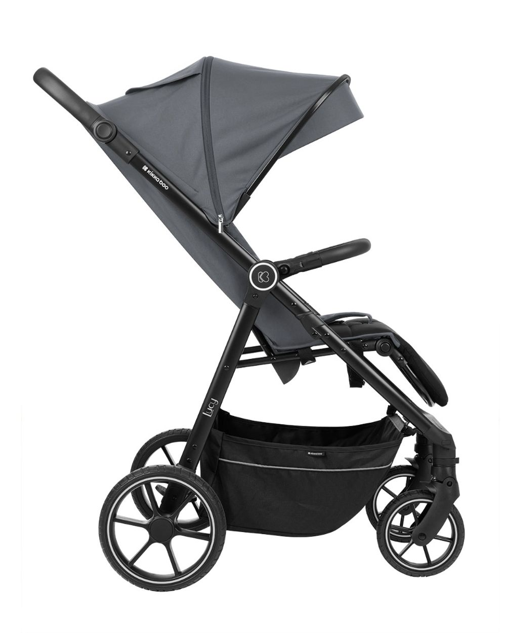 Ein grauer und schwarzer Kinderwagen wird von der Seite gezeigt. Der Kinderwagen hat ein Verdeck, einen Aufbewahrungskorb und vier Räder auf weißem Hintergrund.