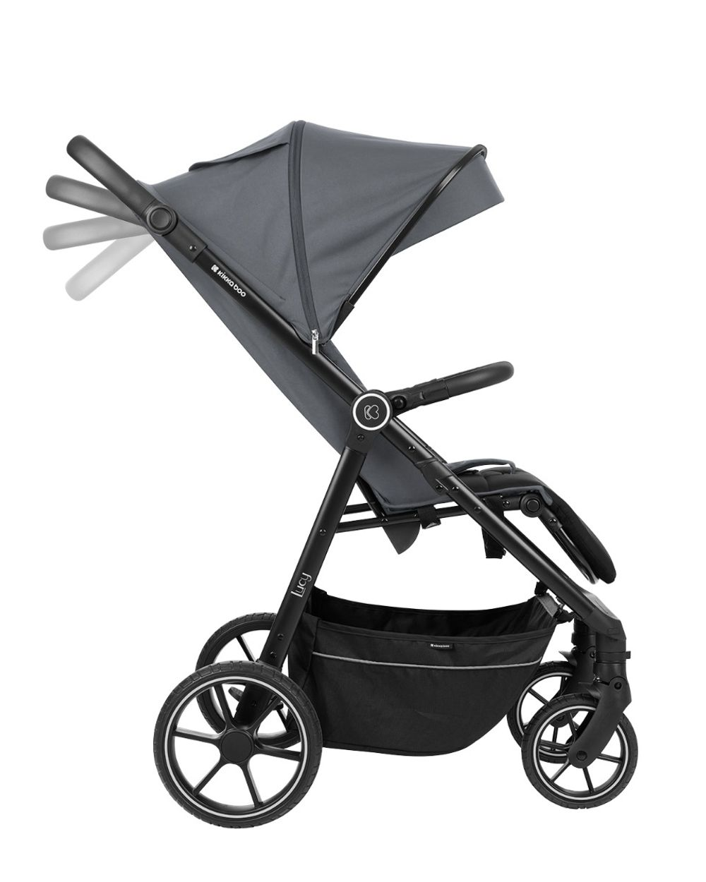 Ein grauer Kinderwagen mit schwarzem Rahmen. Er hat ein Verdeck, einen Korb und vier Räder. Der Griff ist verstellbar.